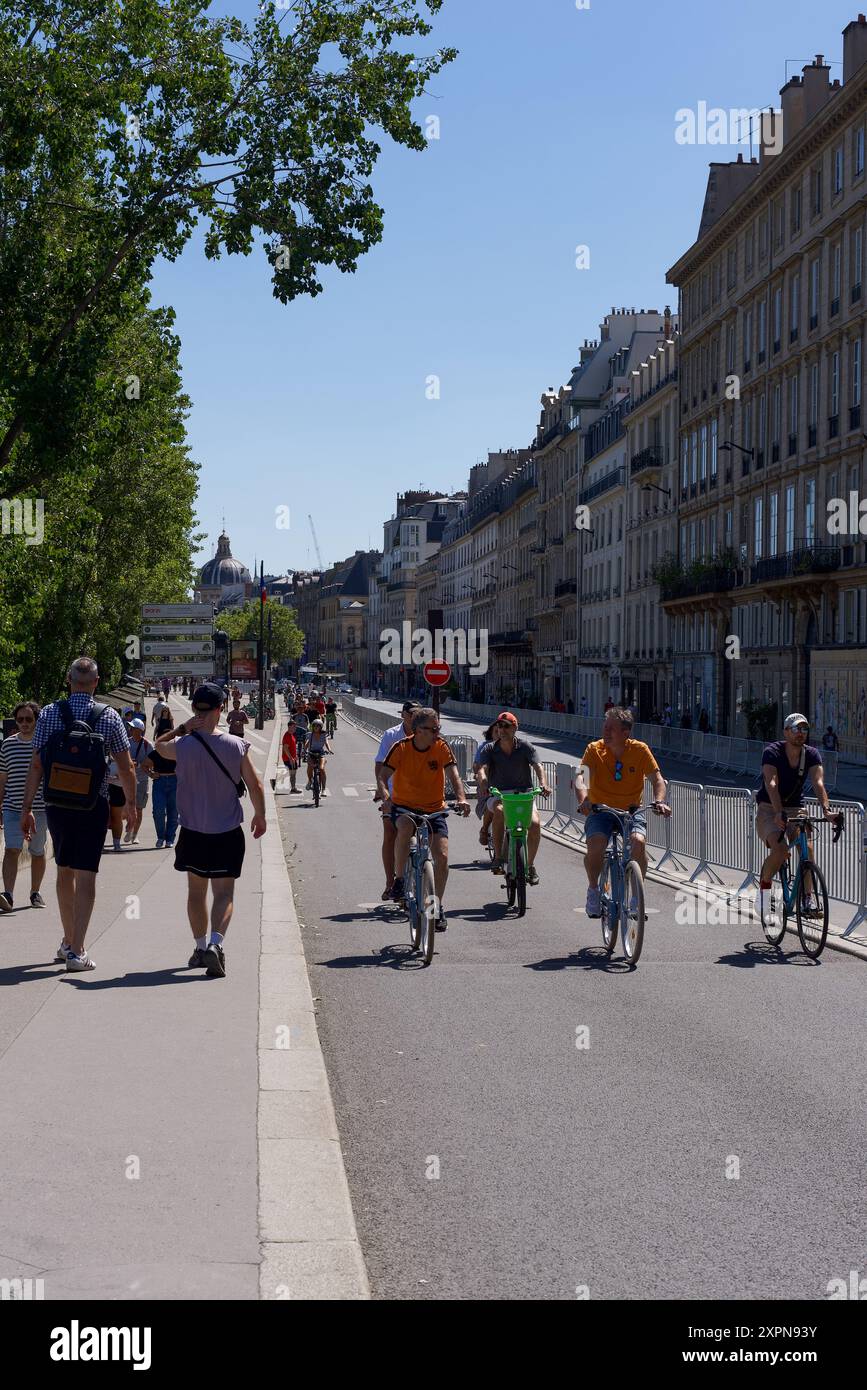 Paris, Frankreich, 08.05.24 Menschen wandern und radeln in den Straßen von Paris an einem sonnigen Sommertag. Stockfoto
