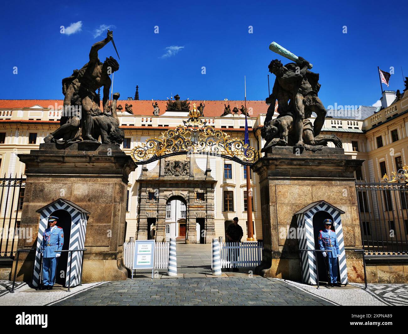 Einfahrtstor zur tschechischen Prager Burg als schönes leeres Wahrzeichen Stockfoto