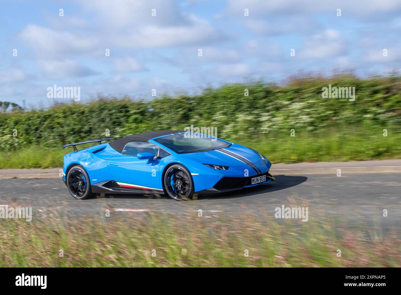 2016 Blue Lamborghini Huracan Gallardo Petrol 5204 ccm; E-Gear Cars Supersportwagen Roadster, der zur Hoghton Towers Performance Car Show in Bolton UK reist Stockfoto