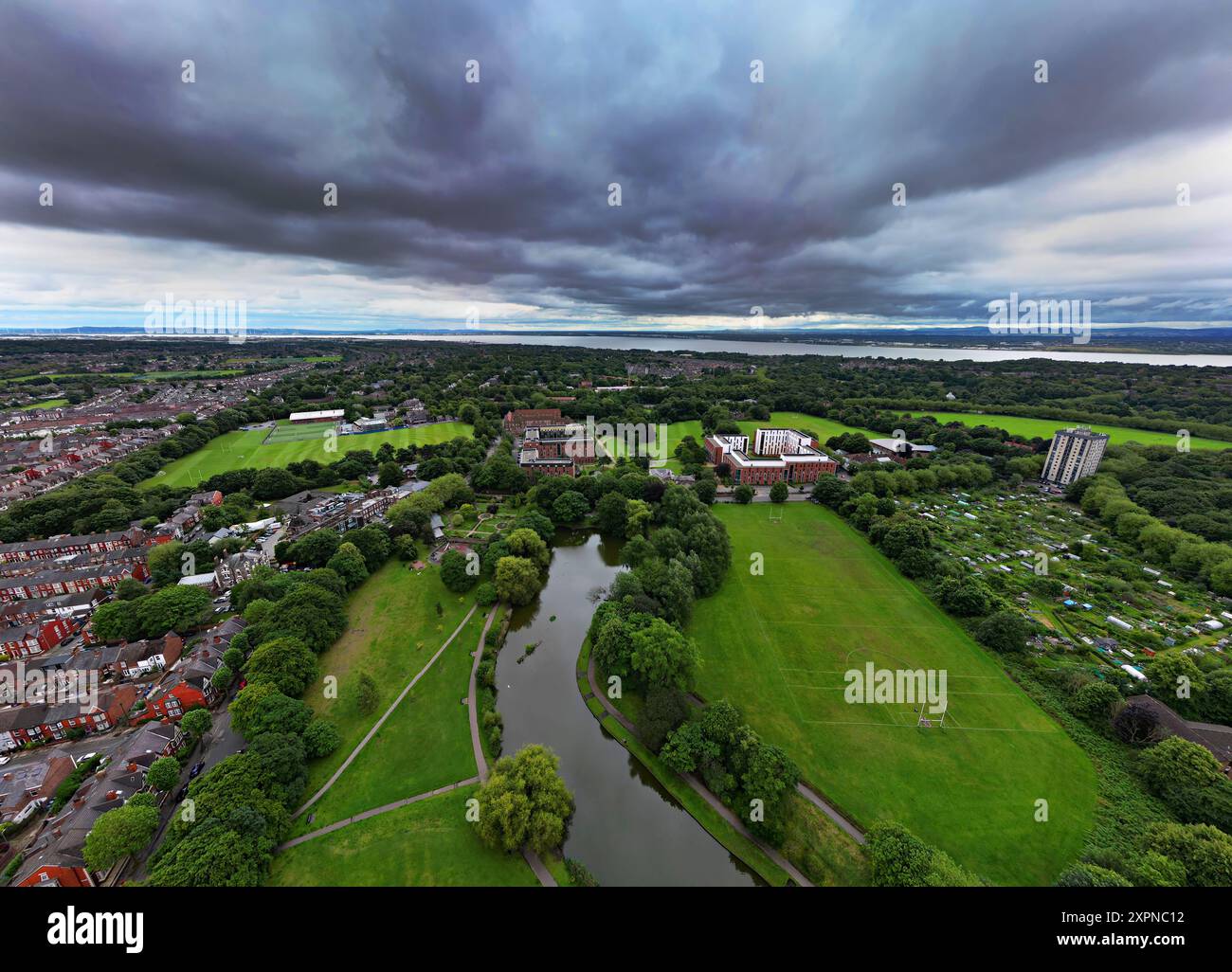 Aus der Vogelperspektive auf Greenbank Park und Greenbank Student Village in Mossley Hill Liverpool, Großbritannien Stockfoto