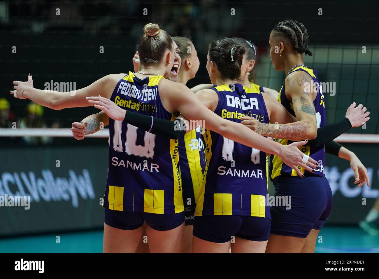 ISTANBUL, TURKIYE - 28. FEBRUAR 2024: Fenerbahce Opet-Spieler feiern beim Allianz MTV Stuttgart CEV Champions League Volley-Spiel den Punktestand Stockfoto