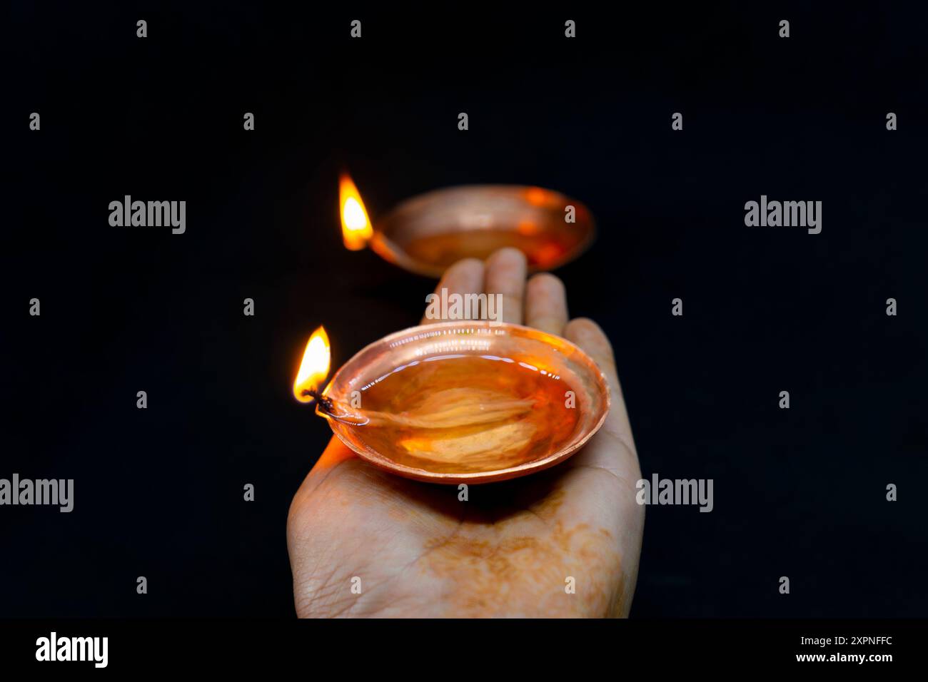 Diwali Celebration und Deepavali Tihar Hindu Festival mit Diya Lamp Diyo in dunklem Hintergrund Stockfoto