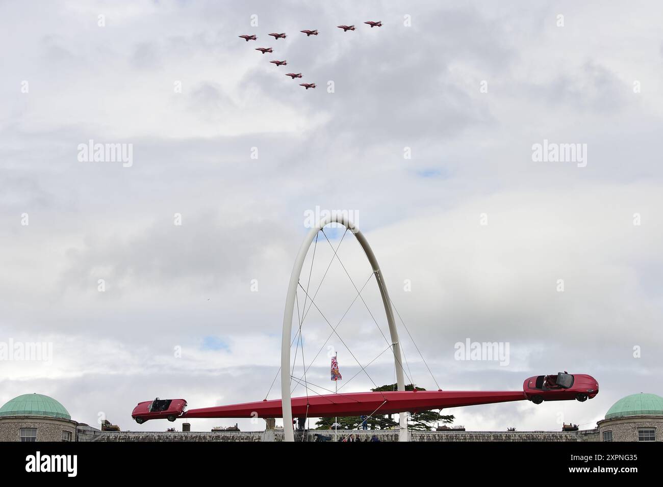 Rote Pfeile fliegen über Goodwood House mit dem MG Centenary 2024, das zentrale Merkmal Horseless to Hybrid-Revolutions in Power, Goodwood Festival of Speed Stockfoto