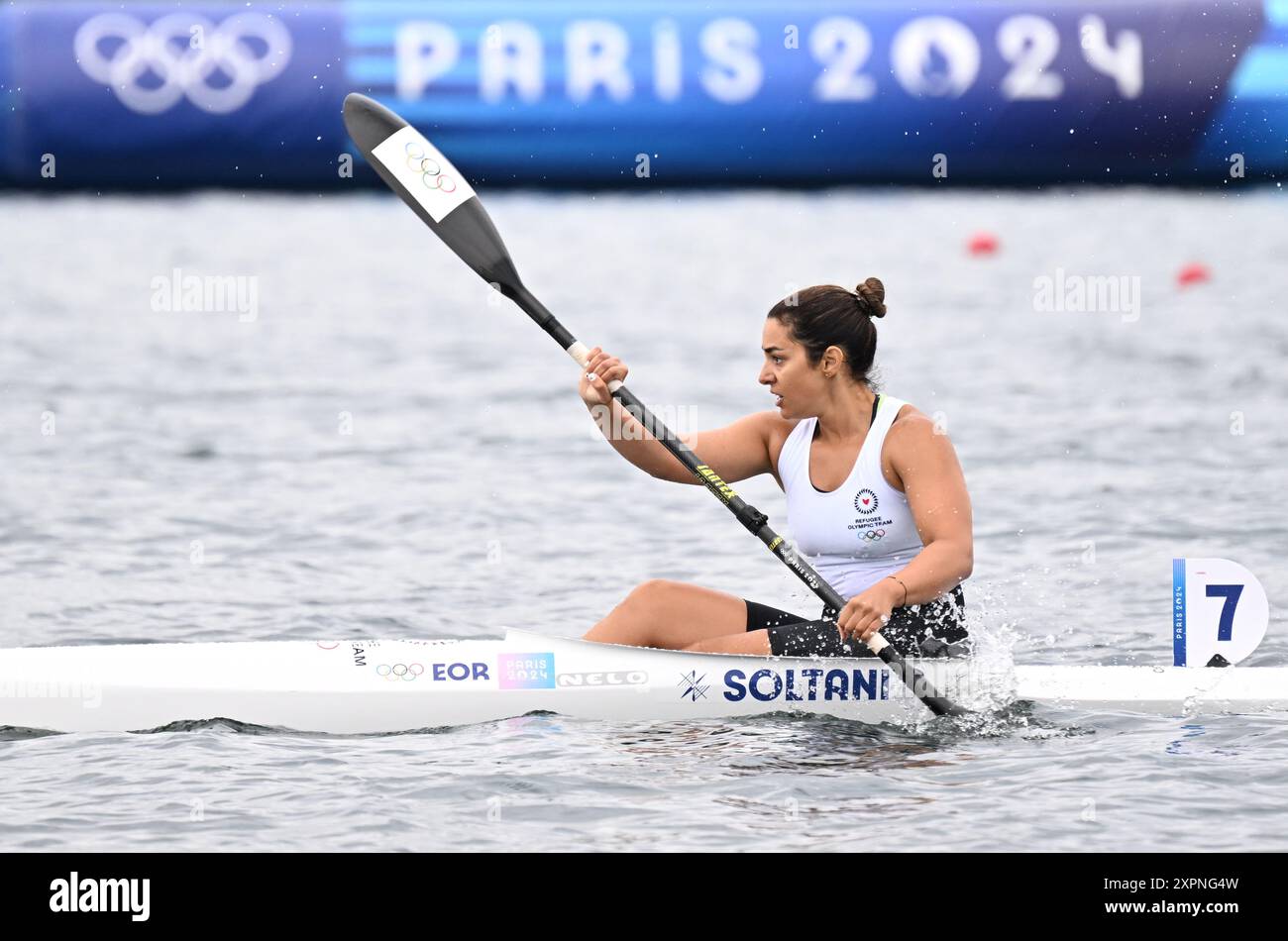 Vaires Sur Marne, Frankreich. August 2024. Olympische Spiele, Paris 2024, Kajak-Einzel-Skulls, 500 m, Frauen, Heats, Saman Soltani (Iran/Olympisches Flüchtlingsteam) in Aktion. Quelle: Sebastian Kahnert/dpa/Alamy Live News Stockfoto