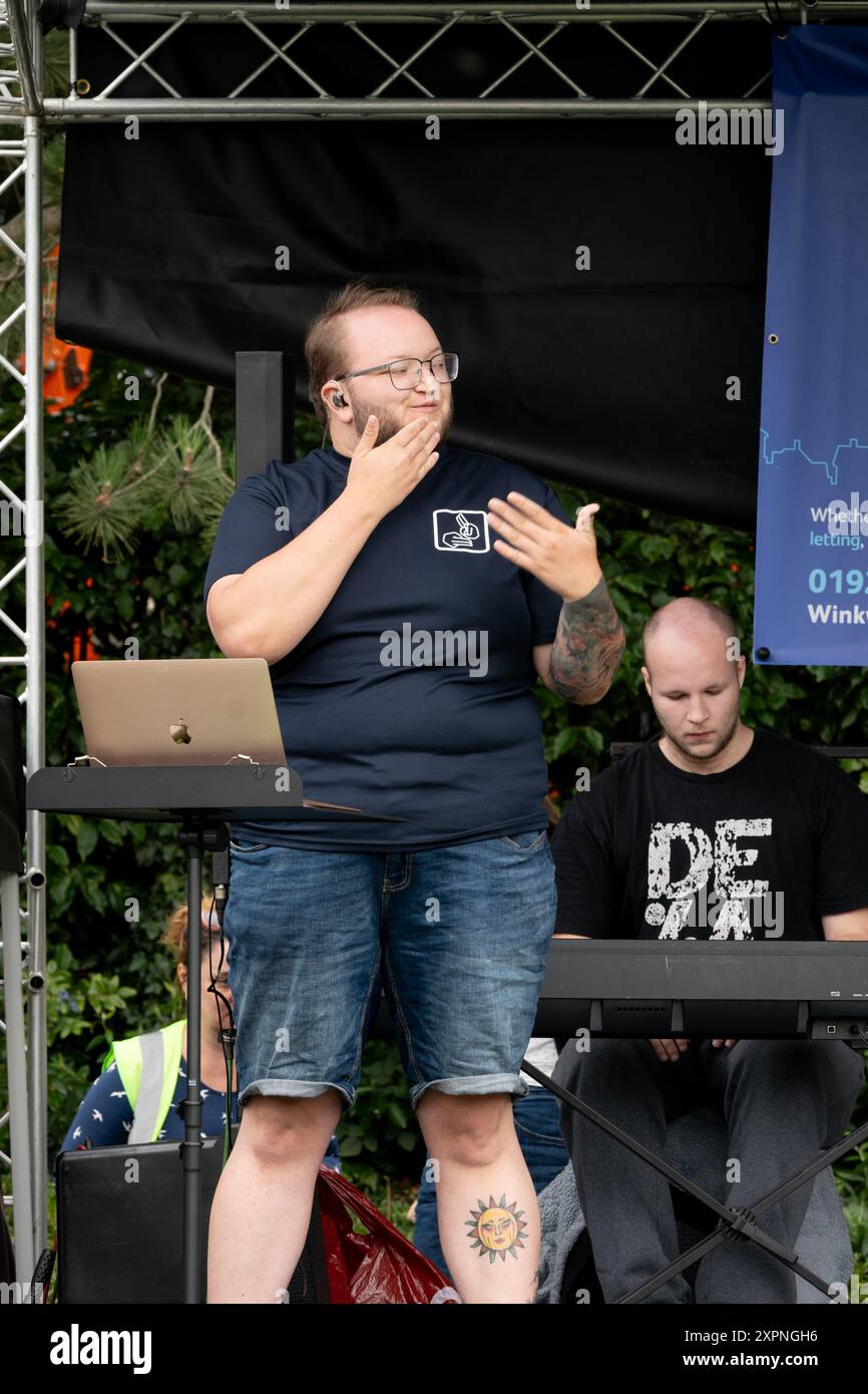 Ein Mann, der für Taube unterschreibt, Liedtexte. Stockfoto