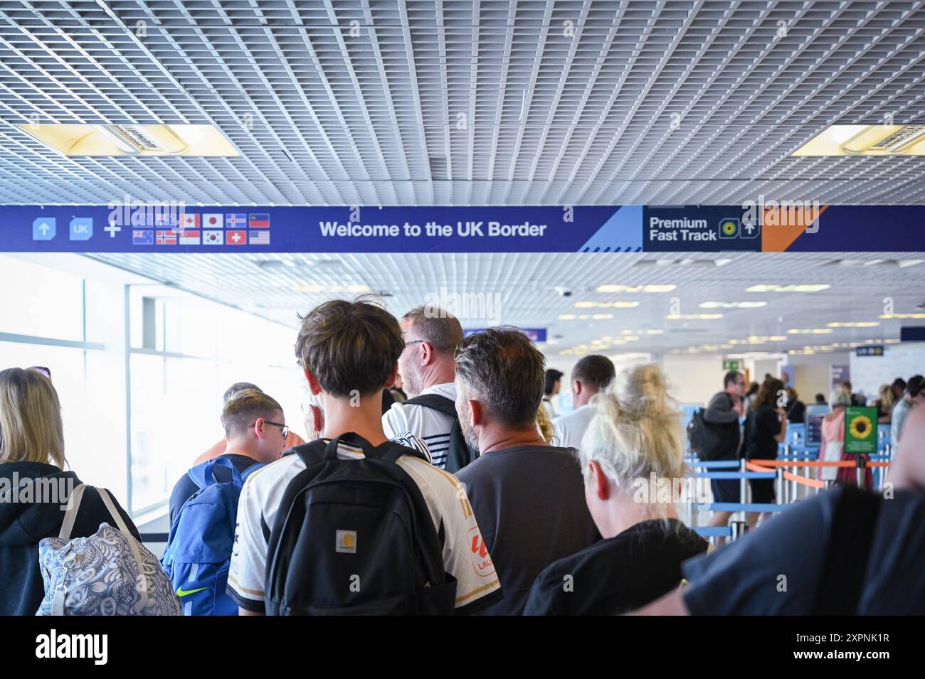 Britische Touristen kehren nach dem brexit ins Vereinigte Königreich zurück. Grenze am Flughafen London Luton Stockfoto