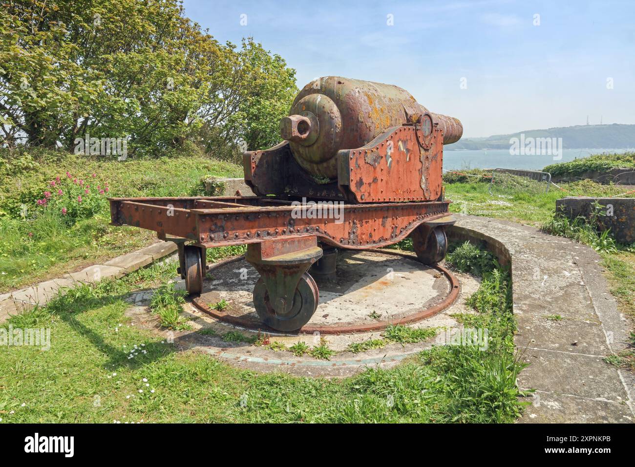 Historische Kanonen auf Drake’s Island südlich von Plymouth im Plymouth Sound. Gekauft 2019 vom Geschäftsmann Morgan Phillips. Planung für Heritage Centr Stockfoto