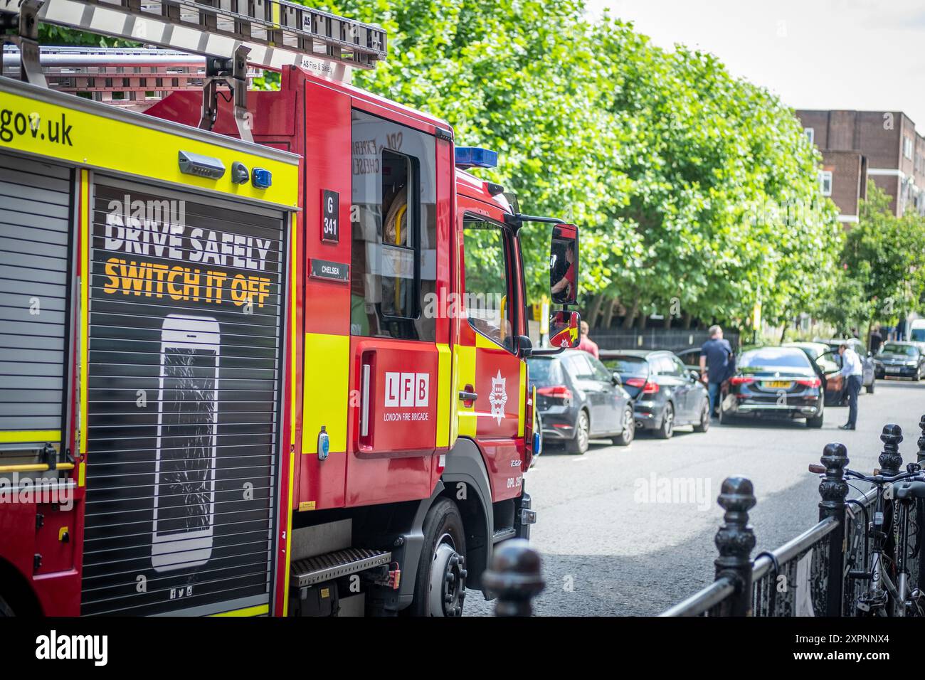 LONDON, 23. JULI 2024: Ein LFB-Feuerwehrfahrzeug der Londoner Feuerwehr ist in Chelsea im Südwesten Londons unterwegs Stockfoto