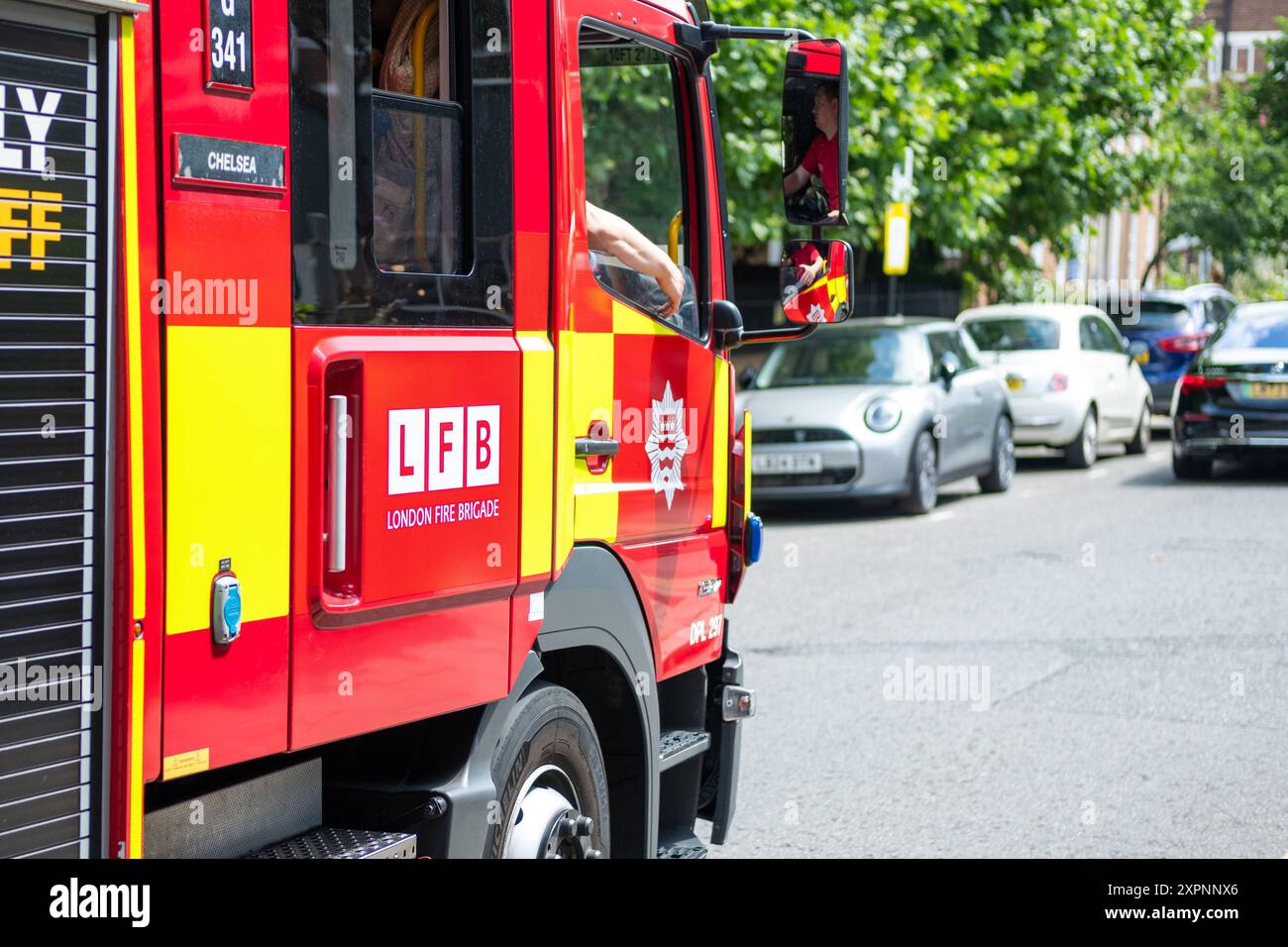 LONDON, JULI 2024: Ein LFB-Feuerwehrfahrzeug der Londoner Feuerwehr ist in Chelsea im Südwesten Londons unterwegs Stockfoto