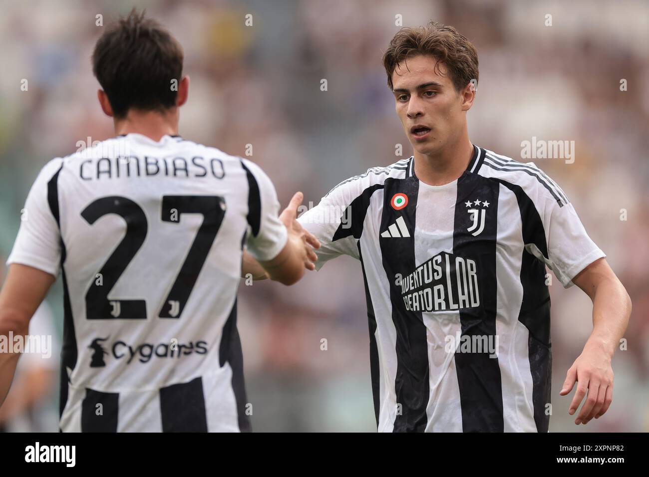 Turin, Italien. August 2024. Andrea Cambiaso von Juventus gratuliert seinem Teamkollegen Kenan Yildiz, nachdem der türkische Stürmer im Allianz Stadium in Turin eine 3-0er Führung für seine Mannschaft erzielt hatte. Der Bildnachweis sollte lauten: Jonathan Moscrop/Sportimage Credit: Sportimage Ltd/Alamy Live News Stockfoto