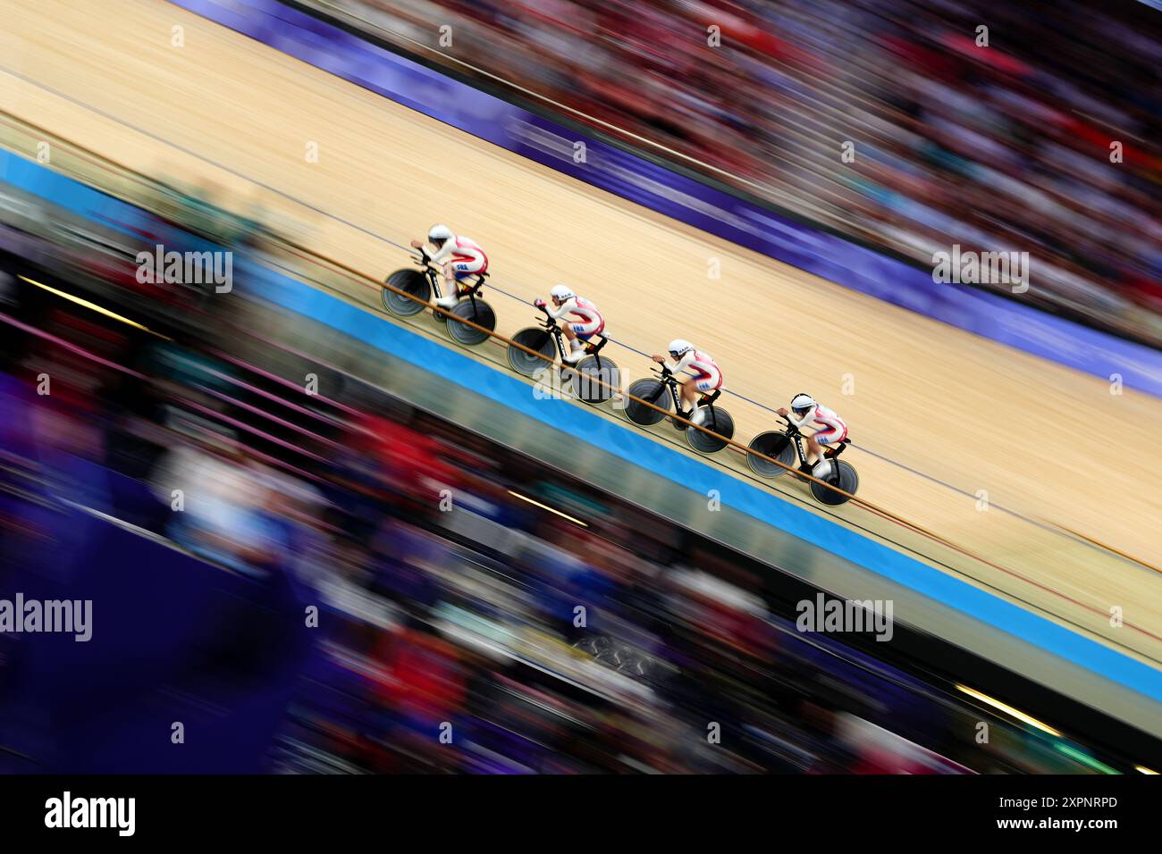Die Franzosen Clara Copponi, Valentine Fortin, Victoire Berteau und Marion Borras während der Verfolgung der Damenmannschaft treffen sich am zwölften Tag der Olympischen Spiele 2024 in Paris im National Velodrome in Saint-Quentin-en-Yvelines. Bilddatum: Mittwoch, 7. August 2024. Stockfoto