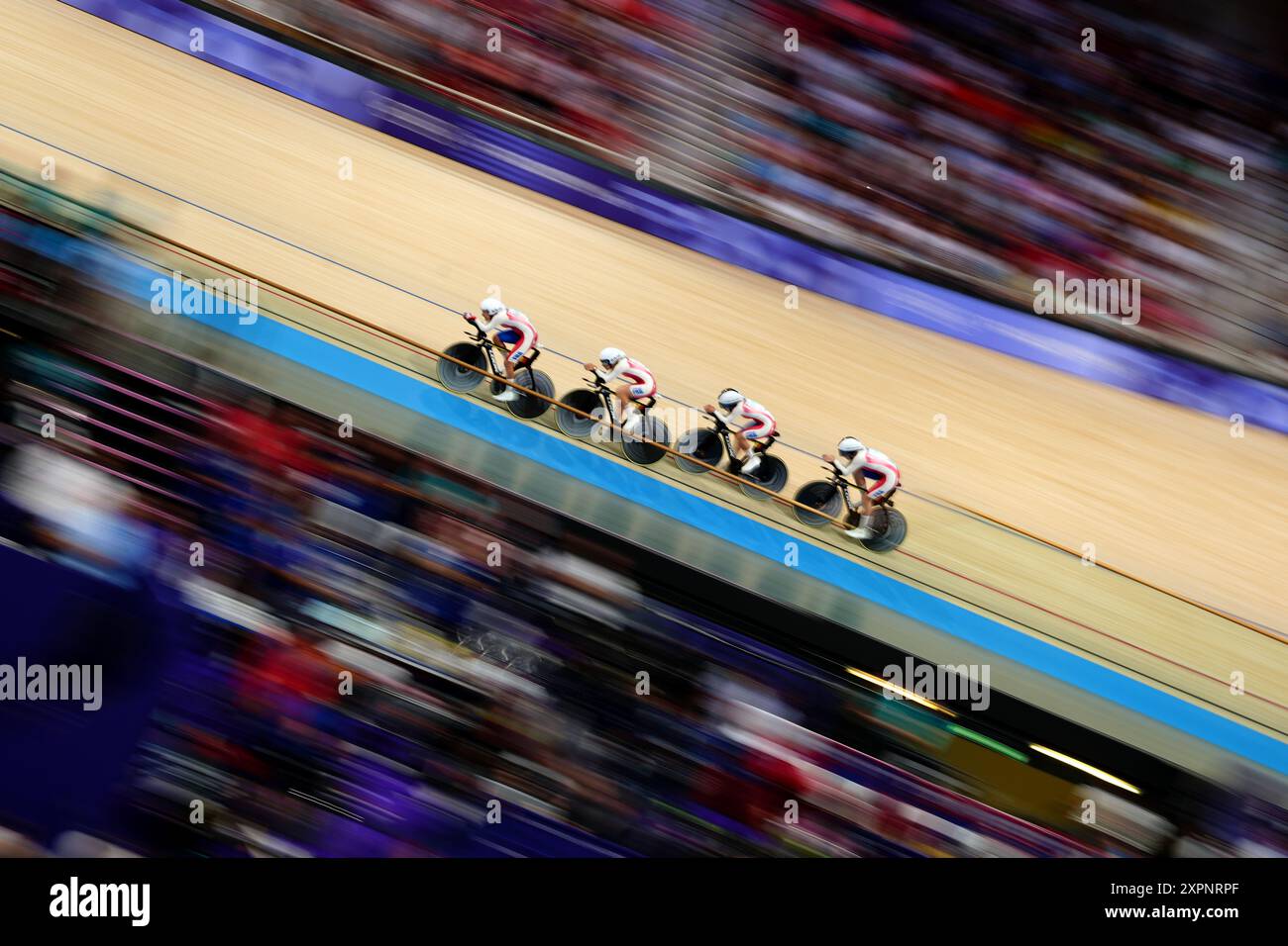 Die Franzosen Clara Copponi, Valentine Fortin, Victoire Berteau und Marion Borras während der Verfolgung der Damenmannschaft treffen sich am zwölften Tag der Olympischen Spiele 2024 in Paris im National Velodrome in Saint-Quentin-en-Yvelines. Bilddatum: Mittwoch, 7. August 2024. Stockfoto