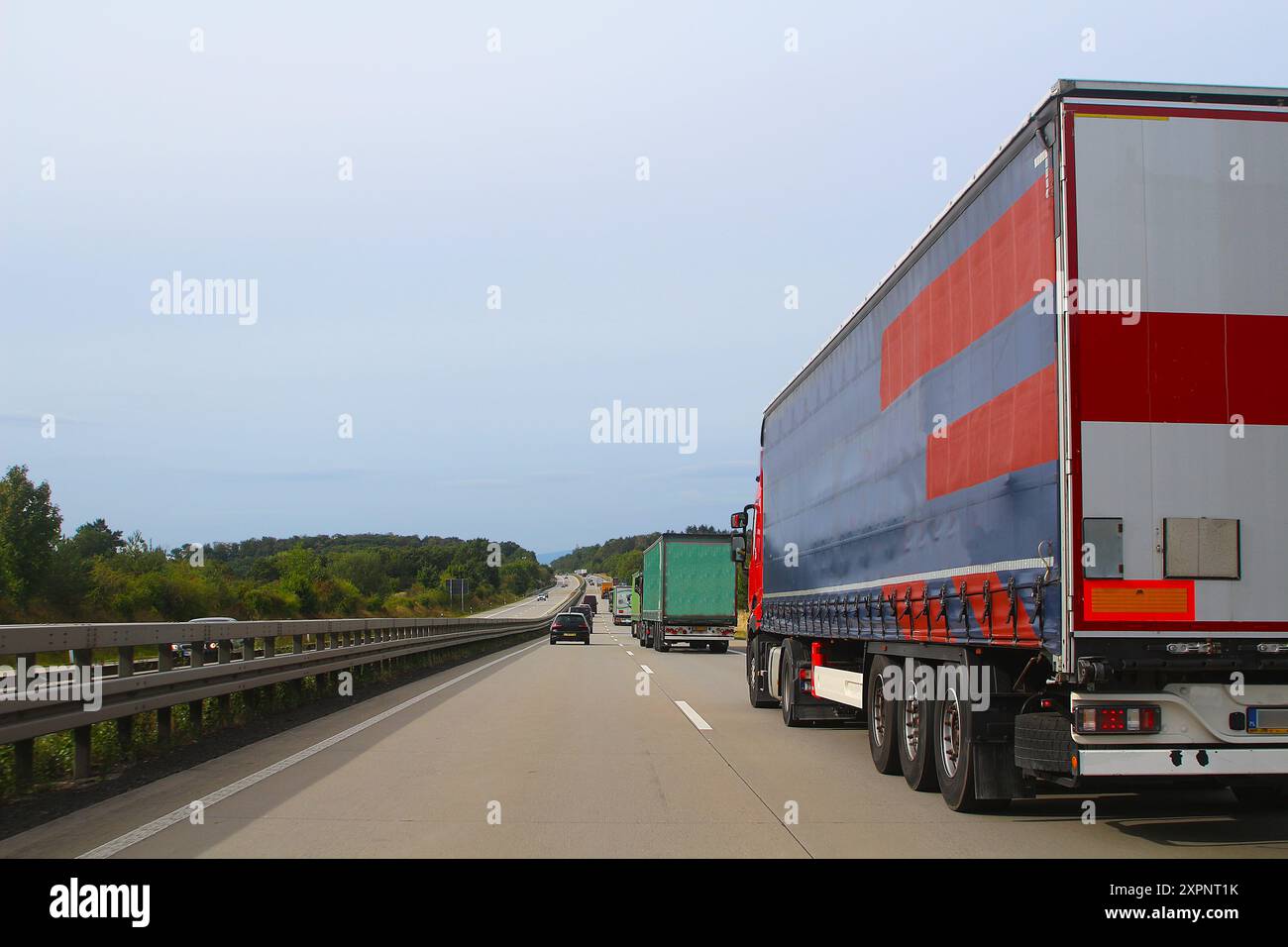 Starker LKW-Verkehr auf der rechten Spur mit langer Reihe LKW auf der Autobahn (Deutschland) Stockfoto