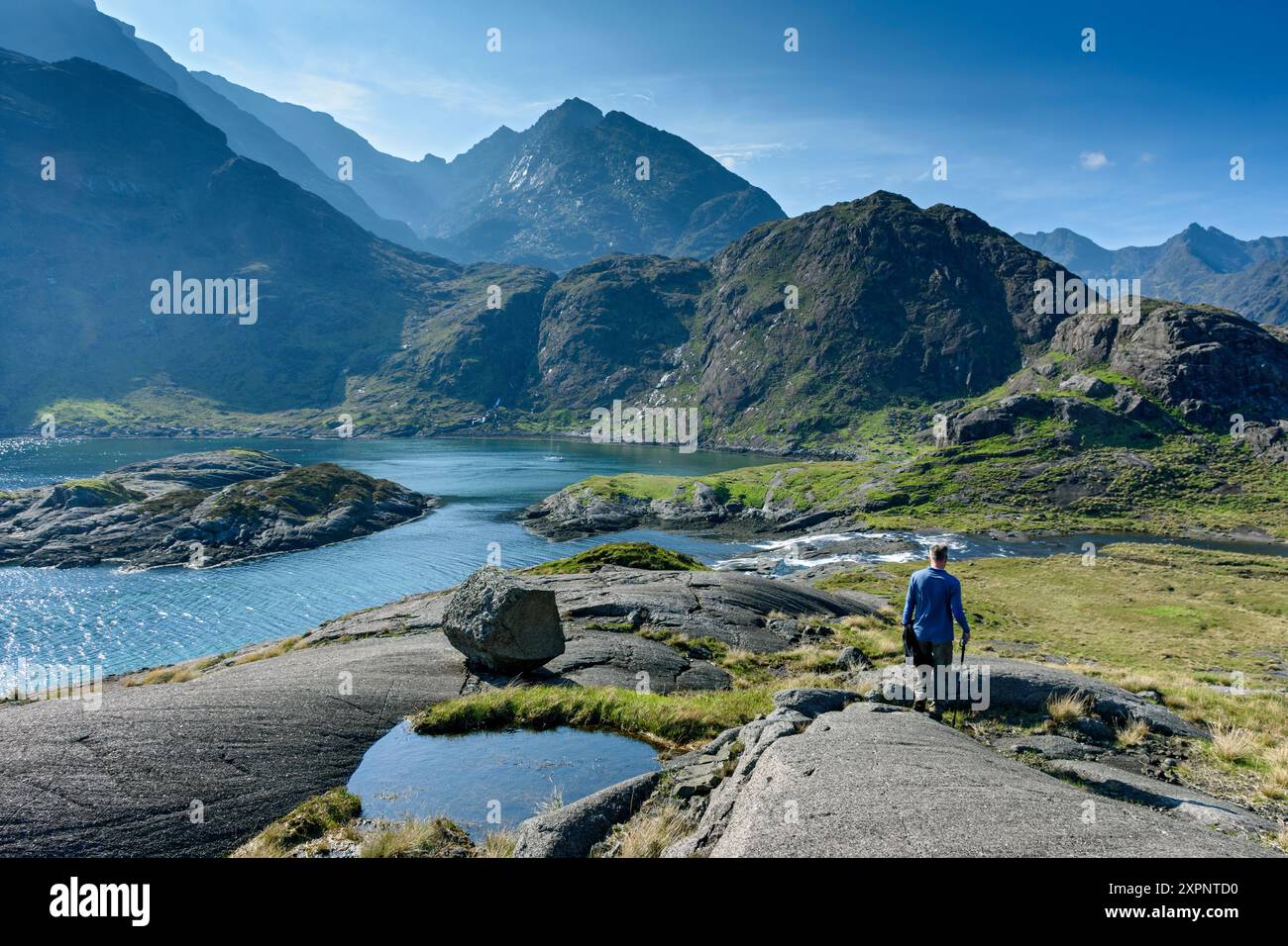 Die Cuillin Mountains über Loch na Cuilce, einer Bucht von Loch Scavaig, Isle of Skye, Schottland, Großbritannien. Der markante Gipfel im Zentrum ist Sgùrr Dubh Mòr. Stockfoto