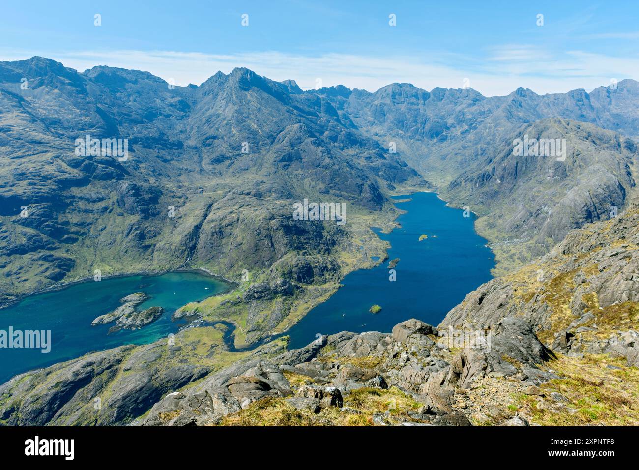 Die Cuillin Mountains über Loch na Cuilce, einem Einlass des Loch Scavaig, und Loch Coruisk, vom Gipfel des Sgùrr na STRI, Isle of Skye, Schottland, Großbritannien. Stockfoto