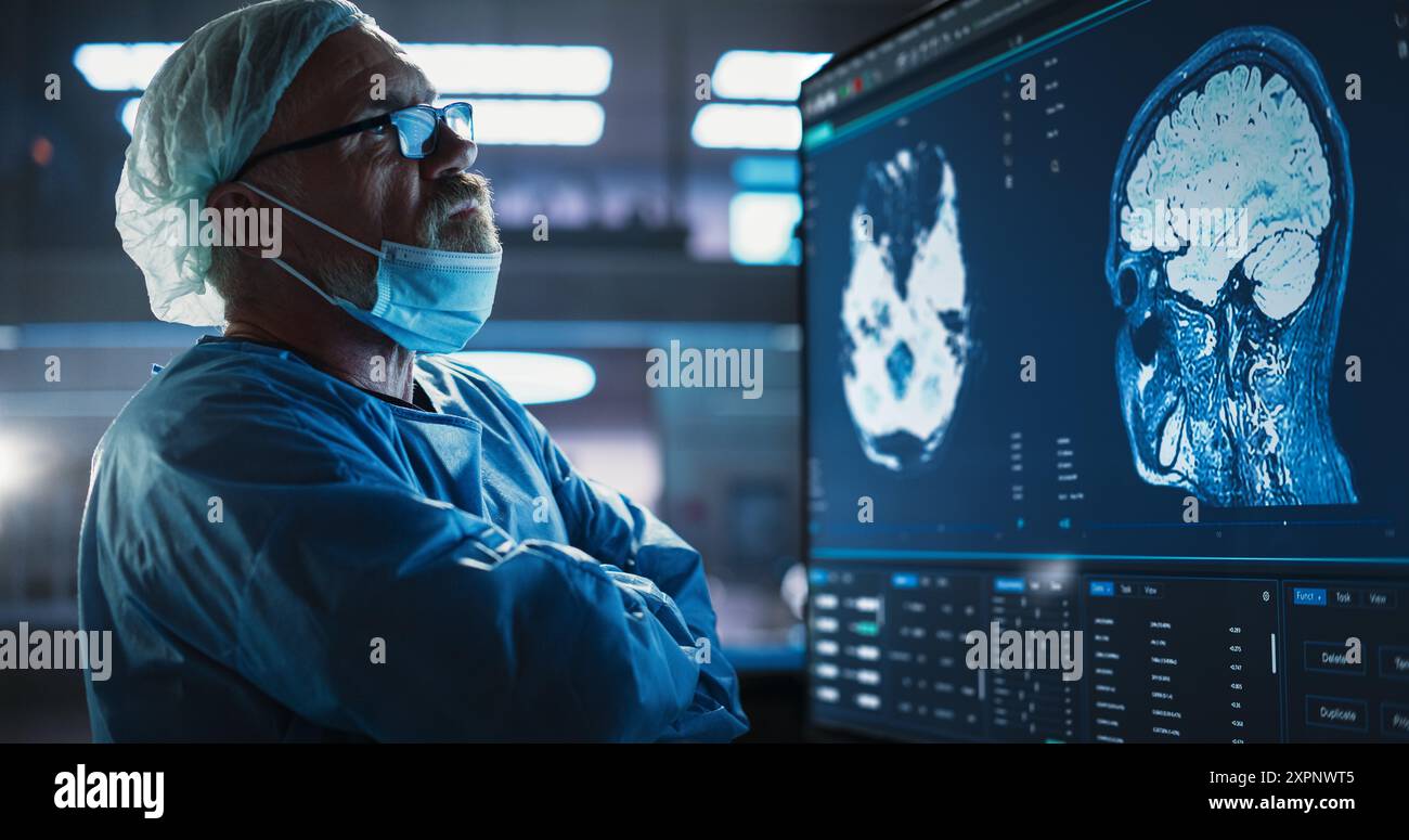 Medizinisches Krankenhaus-Forschungslabor: Kaukasischer männlicher Neurochirurg Blick auf TV-Bildschirm mit Gehirn MRT-Scans des Patienten, Analyse, Vorbereitung für komplizierte Neurochirurgie, Tragen von chirurgischem Kleid. Stockfoto