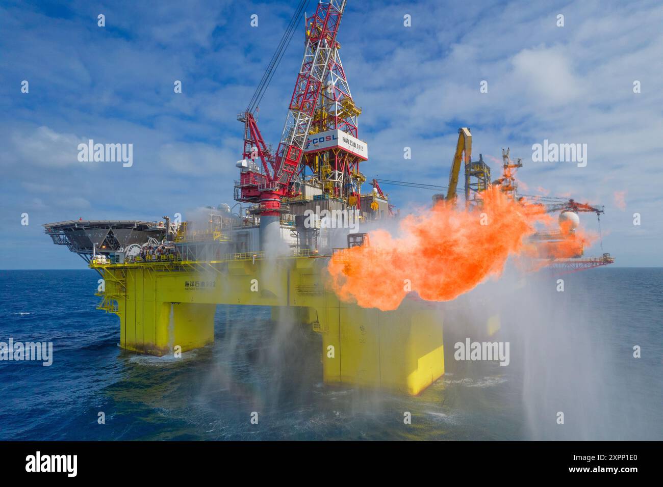 (240807) -- PEKING, 7. August 2024 (Xinhua) -- dieses undatierte Foto von CNOOC zeigt das Lingshui 36-1 Gasfeld in Gewässern südöstlich von Hainan, Chinas südlichster Inselprovinz. Das ursprüngliche Gas in Place (OGIP) des Lingshui 36-1 Gasfeldes - das weltweit erste große, ultraflache Gasfeld in ultratiefen Gewässern - wurde nach Angaben der China National Offshore Oil Corporation (CNOOC) auf mehr als 100 Milliarden Kubikmeter geschätzt. CNOOC, eine der drei größten chinesischen Ölgesellschaften, erklärte am Mittwoch, dass die zuständigen Regierungsbehörden die Daten genehmigt haben. (CNOOC/Handout Stockfoto