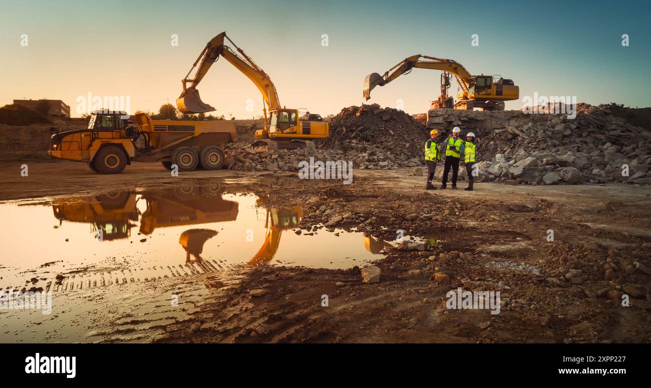 Luftdrohnenaufnahme der Baustelle mit schweren Maschinen am Sonnentag: Ein Team von Immobilienentwicklern diskutiert das Projekt. Ingenieur, Architekt, Stadtplaner Sprechen Und Verwenden Tablet. Stockfoto