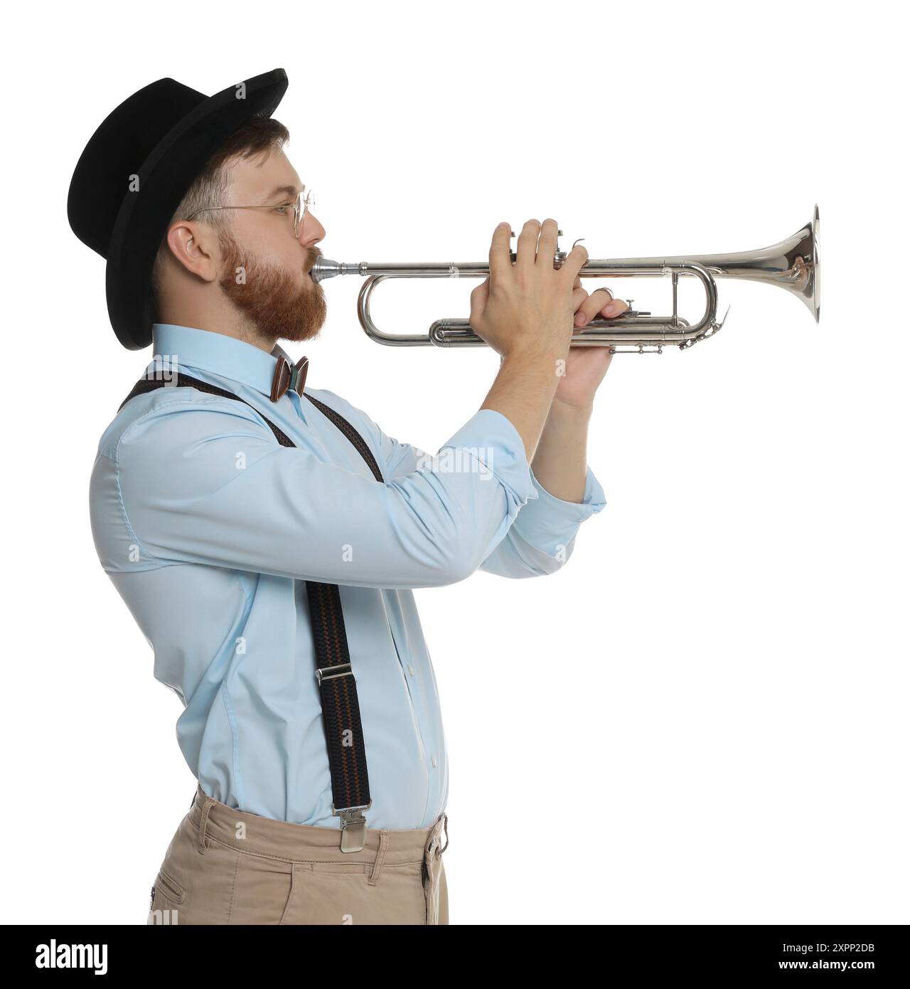 Schöner Musiker, der Trompete auf weißem Hintergrund spielt Stockfoto
