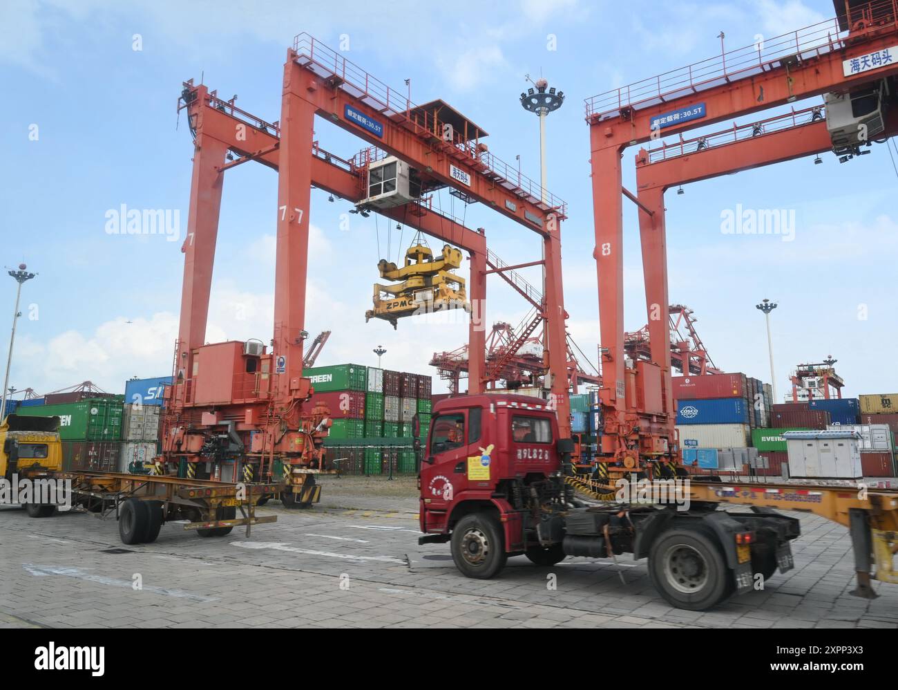 (240807) -- XIAMEN, 7. August 2024 (Xinhua) -- dieses am 6. August 2024 aufgenommene Foto zeigt einen Blick auf das haitianische Terminal des Hafens Xiamen in Xiamen, südöstlicher chinesischer Provinz Fujian. Der Hafen von Xiamen hat in den letzten Jahren seinen völlig intelligenten Wandel vollzogen. Der Containerumschlag des Hafens erreichte 2023 12,55 Millionen TEU (Twenty-Foot Equivalent Unit). (Xinhua/Lin Shanchuan) Stockfoto