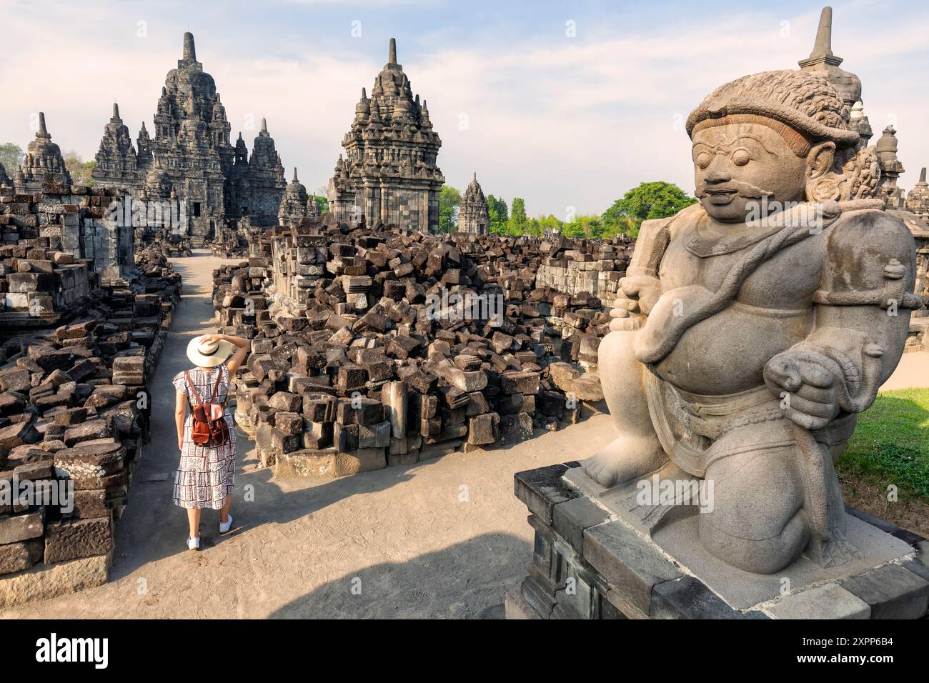 Frau, die vor dem alten sewu-Tempel in indonesien läuft Stockfoto