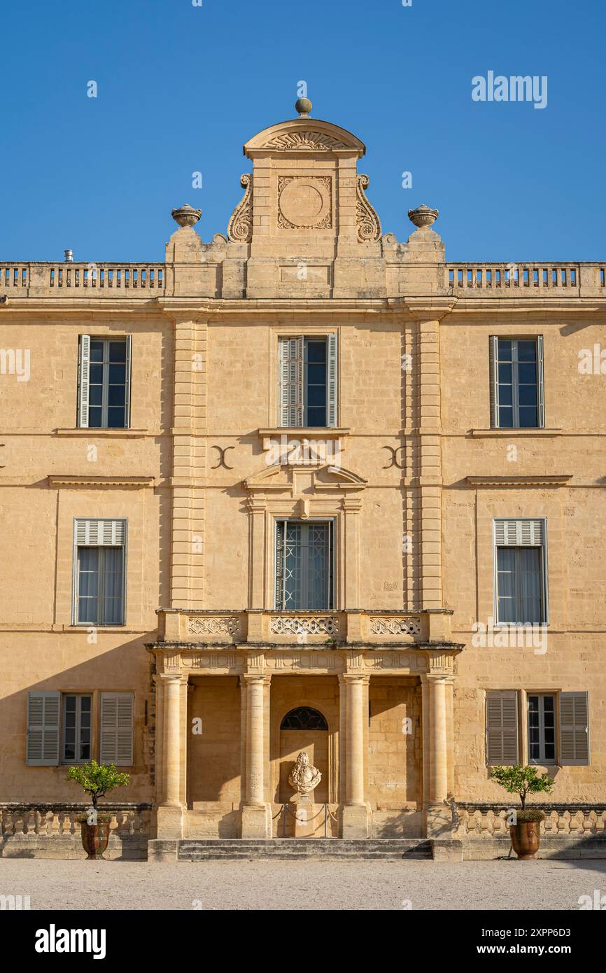 Vertikale Ansicht der antiken Fassade am Ehrenhof der historischen Burg oder des Schlosses von Castries, Herault, Frankreich Stockfoto