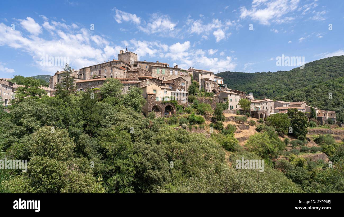 Blick auf die Sommerlandschaft des mittelalterlichen Dorfes St. Martial im Nationalpark Cevennen, UNESCO-Weltkulturerbe, Gard, Frankreich Stockfoto