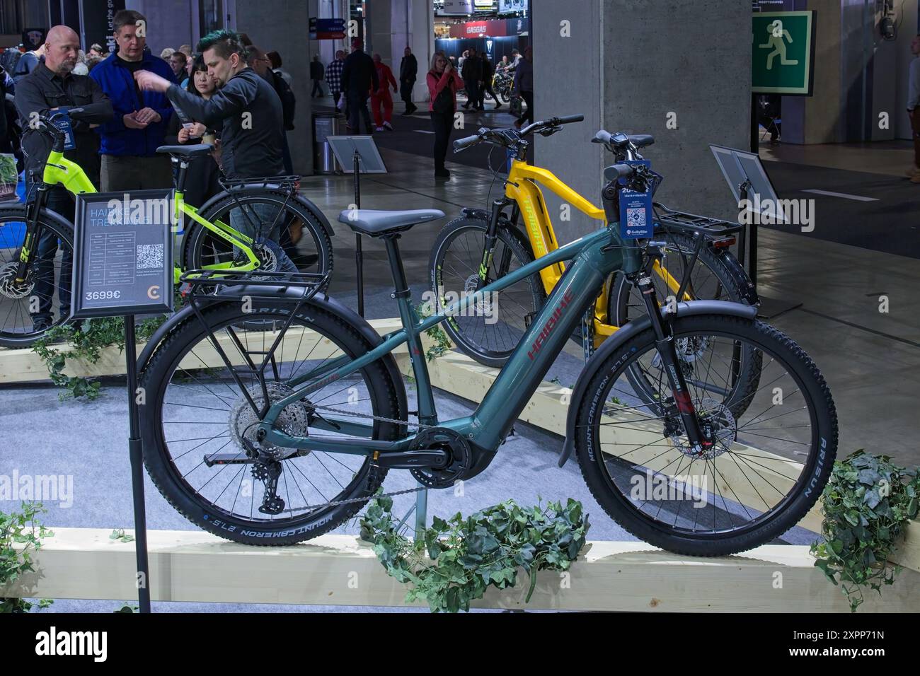 Pasila, Helsinki, Finnland – 3. Februar 2024: Haibike Trekking 5 Elektrofahrrad auf der MP 24 Motorcycle Messe in Messukeskus Helsinki. Stockfoto