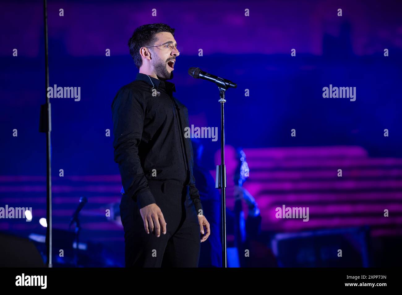 Piero Barone (Il Volo) tritt live im Anfiteatro degli Scavi für die Tutti per UNO CAPOLAVORO Tour auf. (Foto: Andrea Gulí / SOPA Images/SIPA USA) Stockfoto