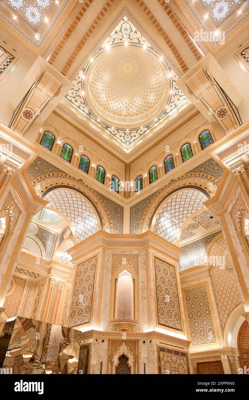 Abu Dhabi, VAE - 28. Februar: Innenraum des Präsidentenpalastes Qasr al-Watan in islamischem Kunststil. Stockfoto