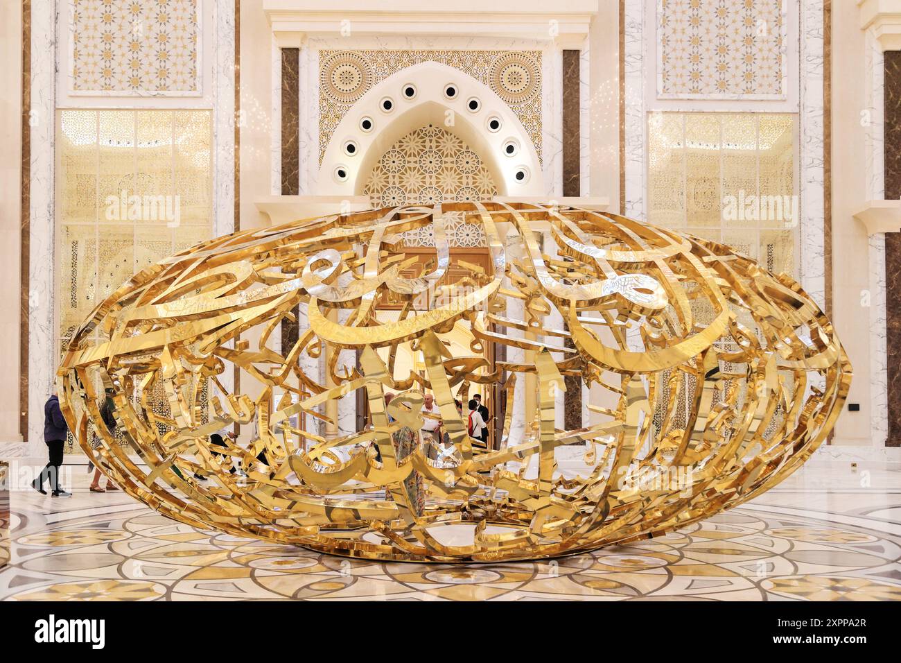 Abu Dhabi, Vereinigte Arabische Emirate - 28. Februar. 2023: Die goldene skulpturale Komposition ' die Macht der Worte' im Präsidentenpalast, Palast von Qasr al-W Stockfoto