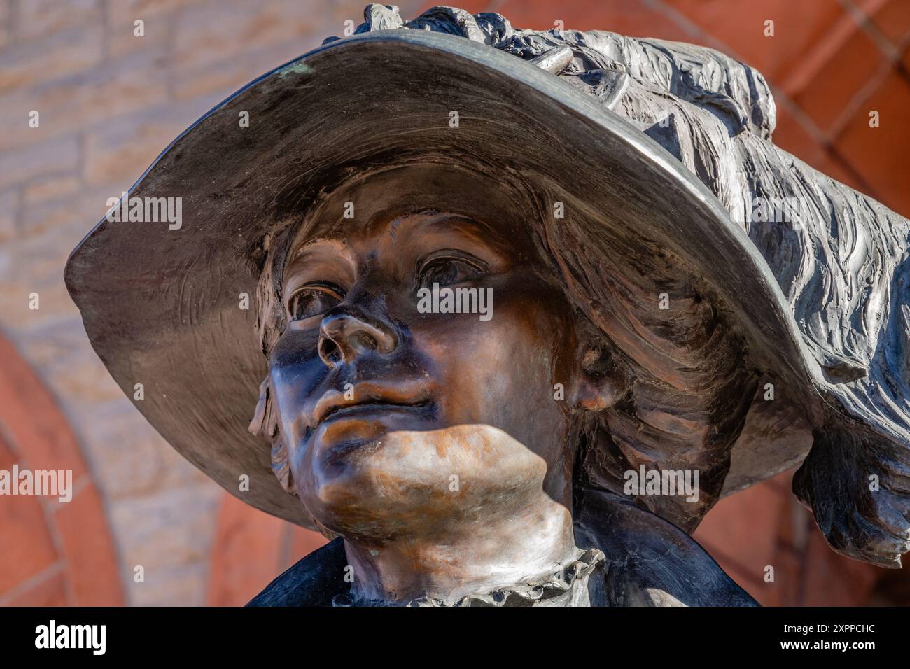 Cheyenne, WY, USA-1. März 2024: Nahaufnahme des Statutentitels „A New Beginning“ zu Ehren von Pionierfrauen im historischen Stadtteil der Landeshauptstadt c Stockfoto