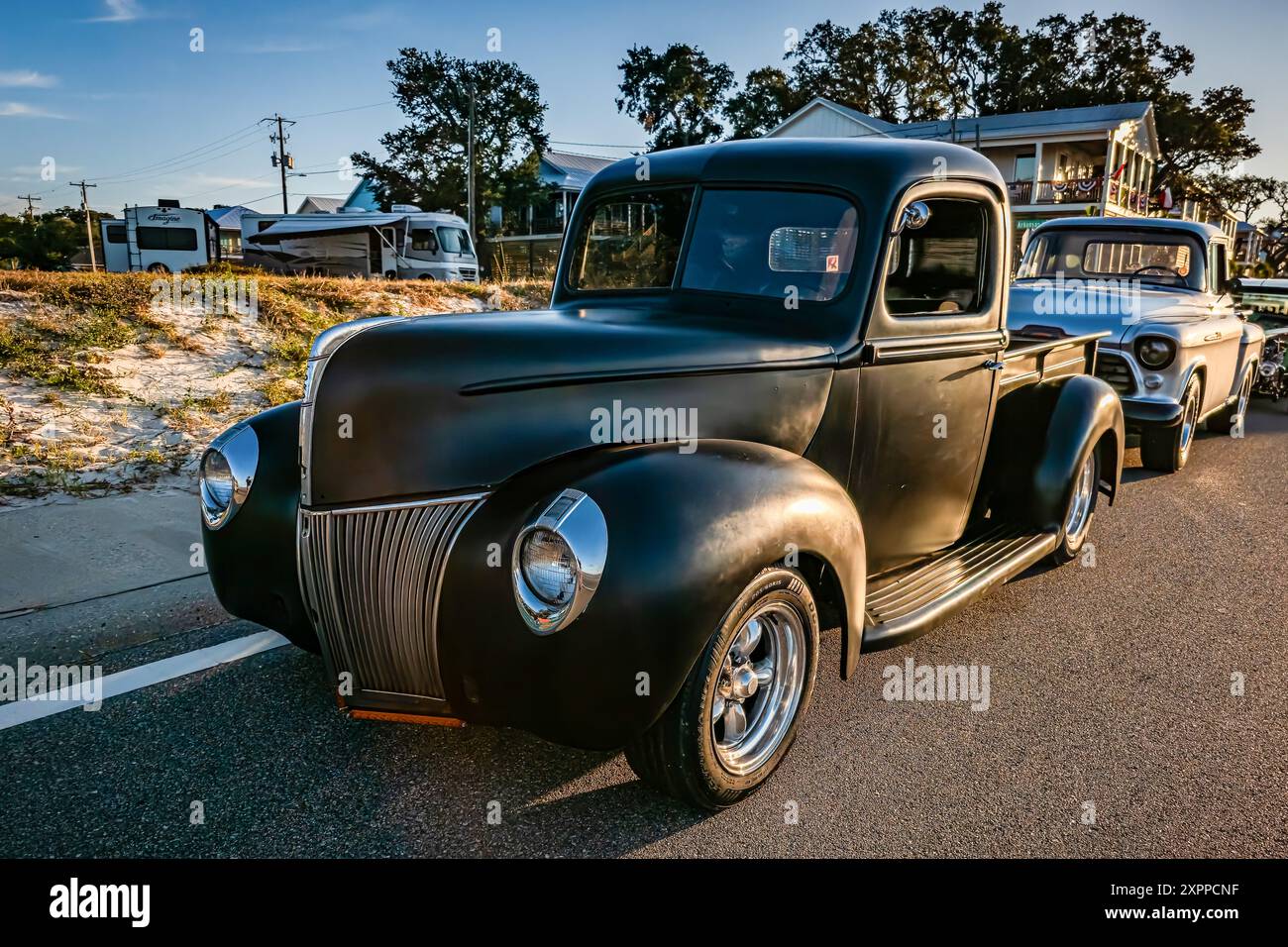 Gulfport, MS - 2. Oktober 2023: Hochperspektivische Vorderansicht eines Ford Pickup Trucks aus dem Jahr 1940 auf einer lokalen Autoshow. Stockfoto