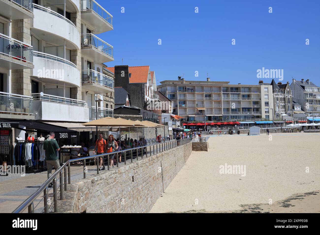 Blick auf Grande Plage von der Promenade de la Plage, Quiberon, Morbihan, Bretagne, Frankreich Stockfoto Blick auf Grande Plage von der Promenade de la Plage, Quiberon, Morbihan, Bretagne, Frankreich Stockfoto
