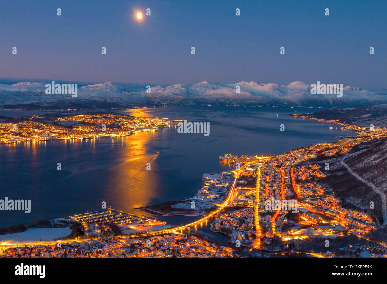 Norwegen- Troms og Finnmark- Tromso- lange Exposition der beleuchteten Stadt von Fjellheisen bei Sonnenuntergang Stockfoto