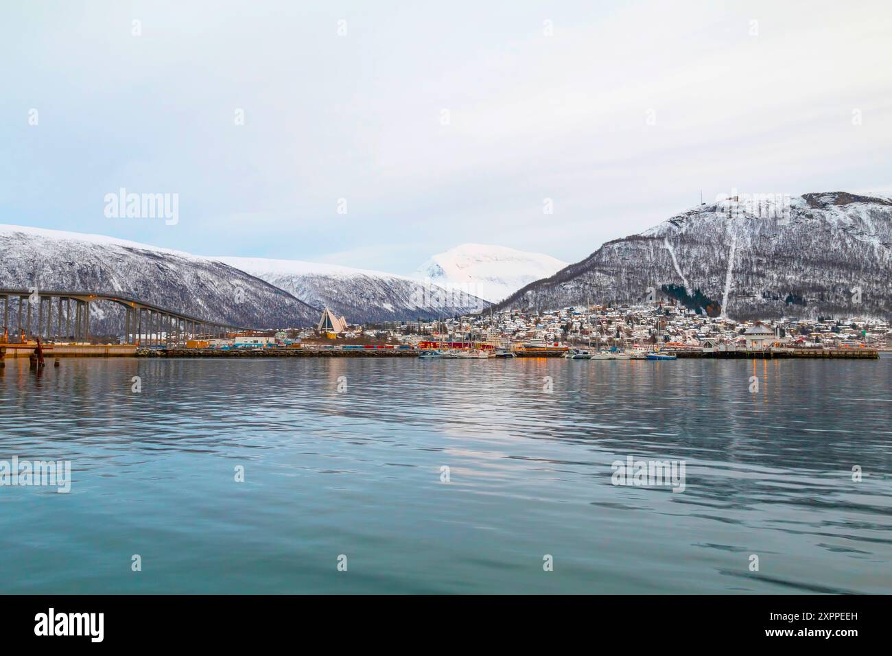 Blick auf einen Yachthafen und Hafen in Tromso, Nordnorwegen. Tromso gilt als die nördlichste Stadt der Welt mit über 50.000 Einwohnern Stockfoto