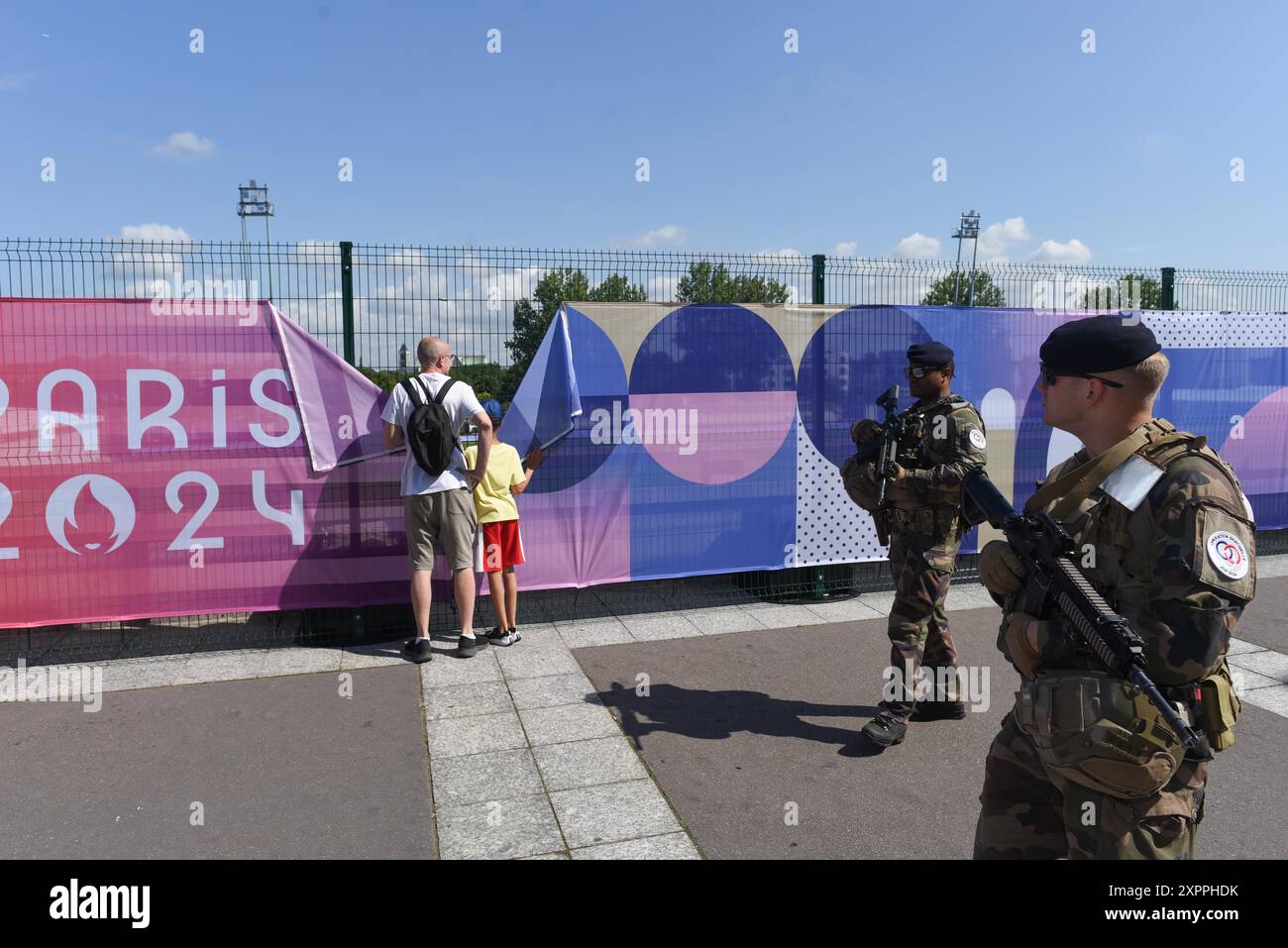 *** KEINE VERKÄUFE AN FRANZÖSISCHE MEDIEN ODER VERLAGE - RECHTE VORBEHALTEN ***17. Juli 2024 - Saint-Denis, Frankreich: Französische Soldaten patrouillieren das Gebiet zwischen dem Stade de France, dem Hauptaustragungsort der Olympischen Spiele 2024 in Paris, und der nahe gelegenen U-Bahn-Station. Frankreich hat die Sicherheit vor den Olympischen Spielen erhöht und Tausende von Polizisten und Militärpersonal eingesetzt, um Probleme zu vermeiden. Stockfoto