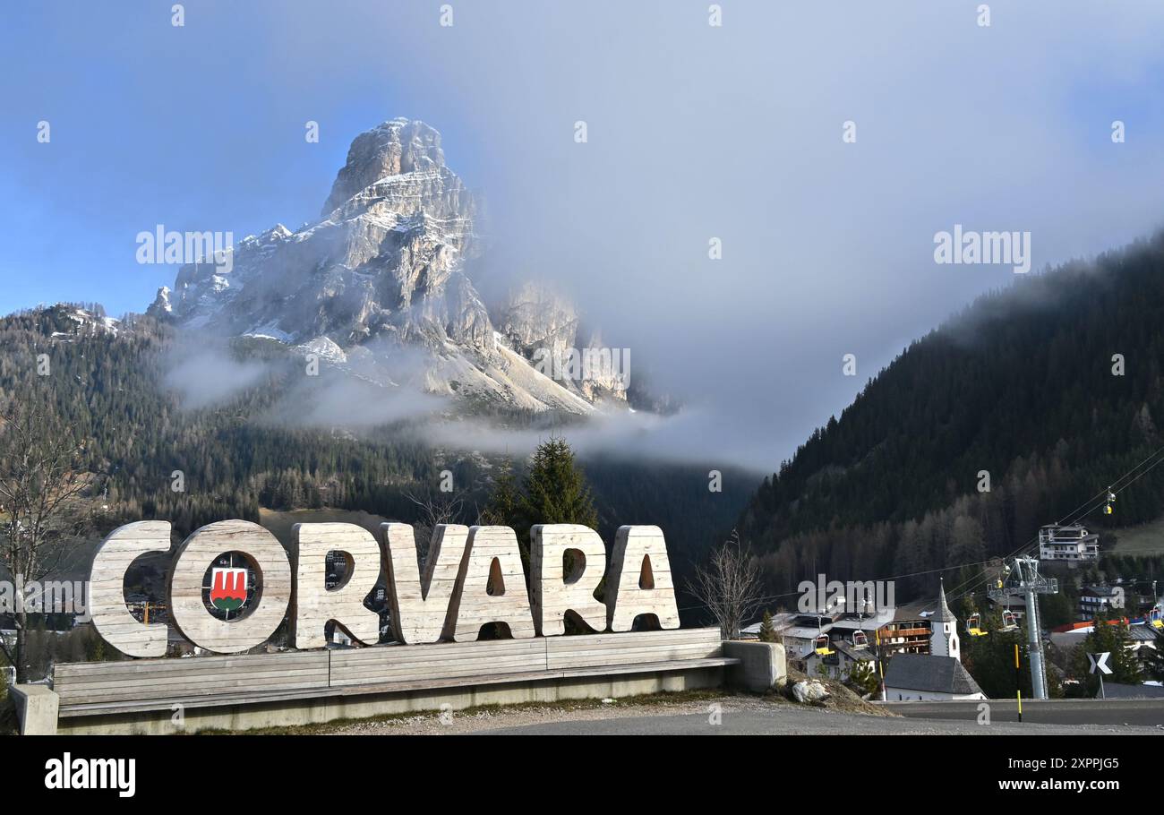 Corvara mit Sassongher, Alta Badia, Südtirol, Italien, Winter Stockfoto