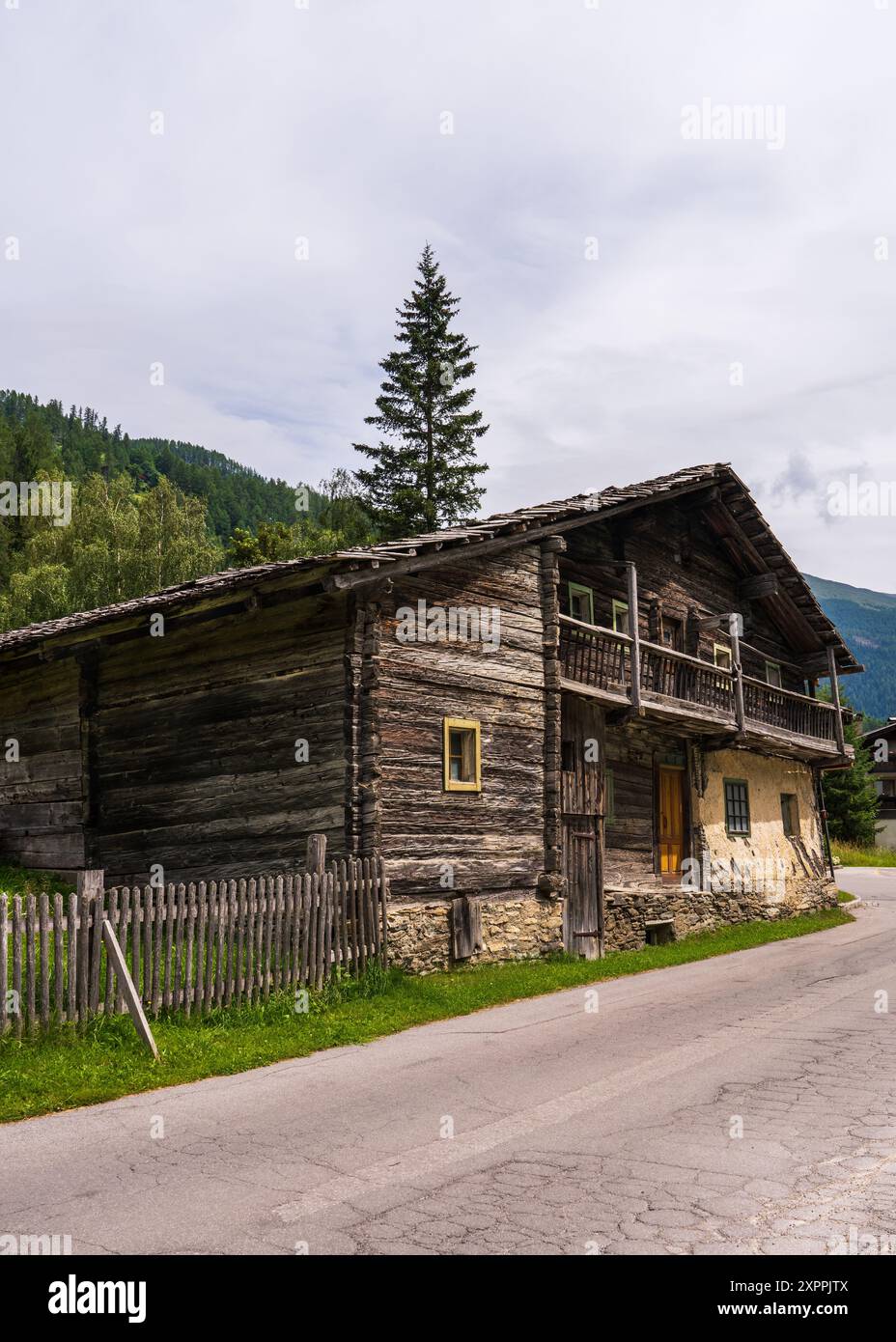 Altes Holzhaus in einer wunderschönen Berglandschaft. Heiligenblut in Österreich, Europa. Hohe Tauern. Grossglockner Nationalpark. Österreich Stockfoto