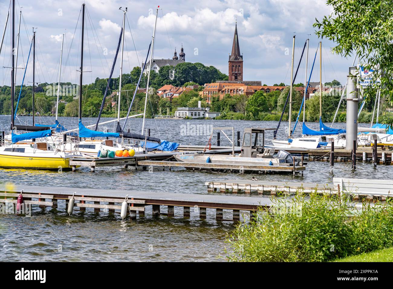 Segelschule am Großen Plöner See, Nikolaikirche und Schloss Plön in Plön, Schleswig-Holstein Stockfoto