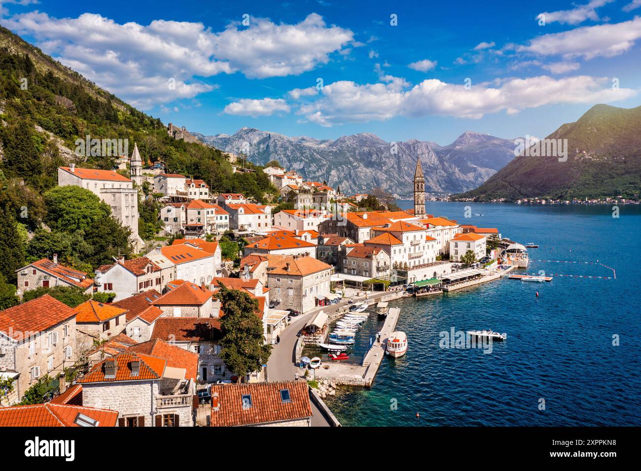 Blick auf die historische Stadt Perast an der berühmten Bucht von Kotor an einem schönen sonnigen Tag mit blauem Himmel und Wolken im Sommer, Montenegro. Historische Stadt P Stockfoto