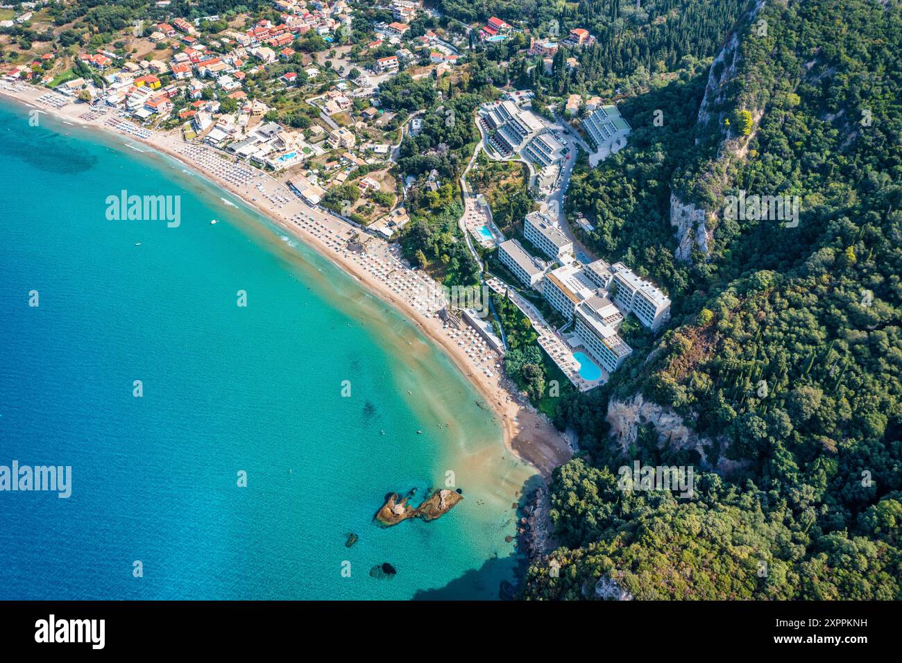 Exotischer Strand von Agios Gordios auf der Insel Korfu, Griechenland. Strand von Agios Gordios, Insel Korfu, Griechenland. Panoramablick auf den Strand von Agios Gordios, sandige Küste Stockfoto