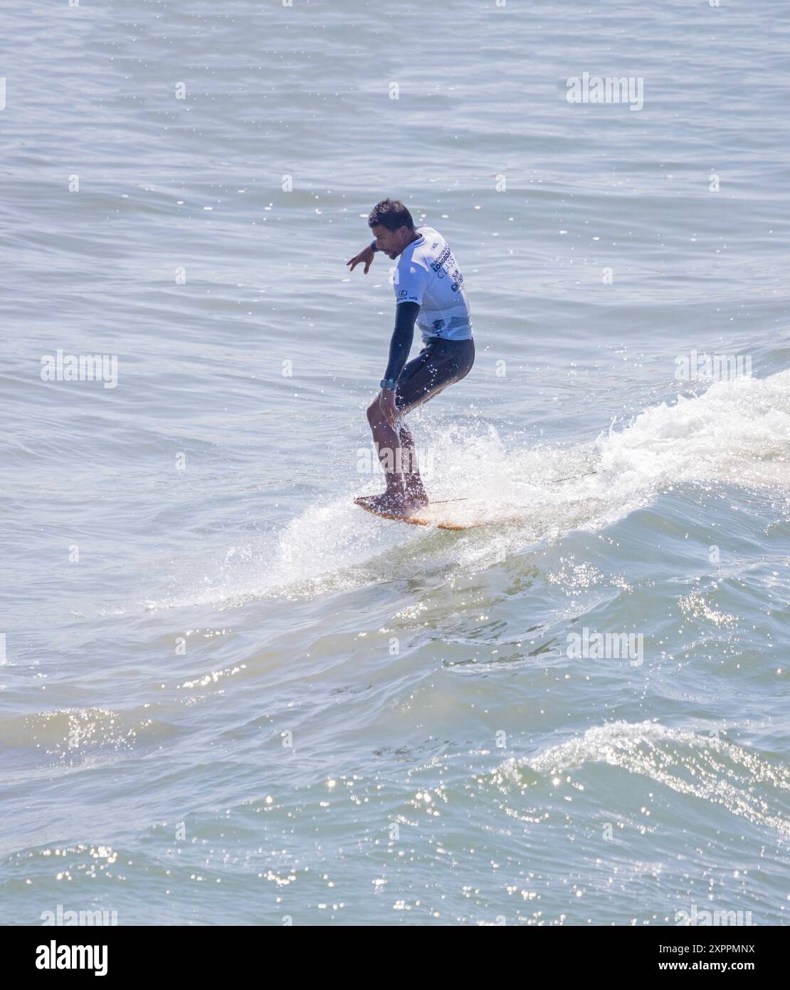 Longboard Surf beide Füße am Ende des Boards Stockfoto