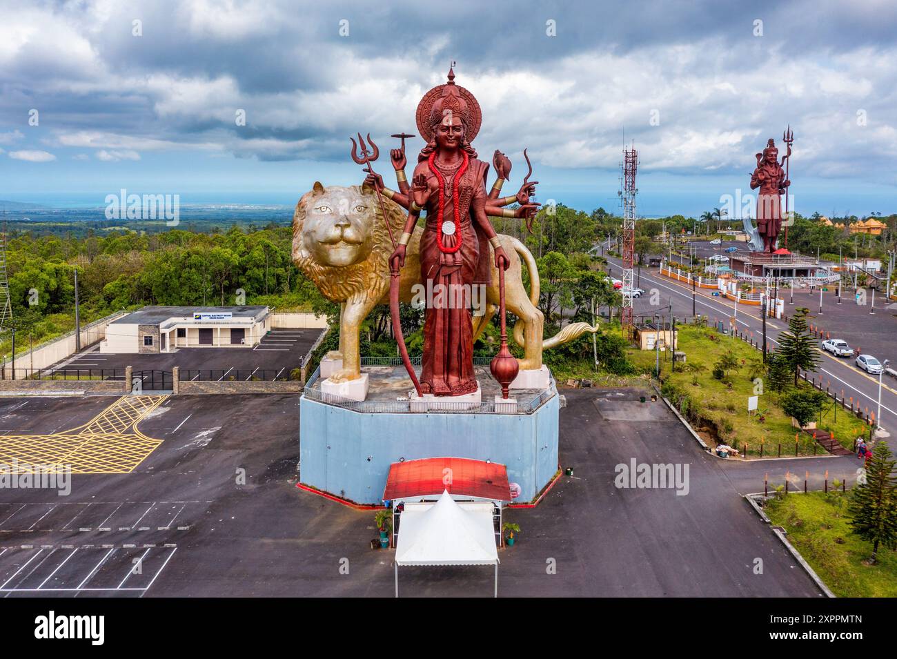 Eine mächtige Statue der hinduistischen Göttin Durga Maa mit einem goldenen Löwen im heiligen Ganga Talao. Shiva-Statue im Grand Bassin-Tempel, dem höchsten SH der Welt Stockfoto