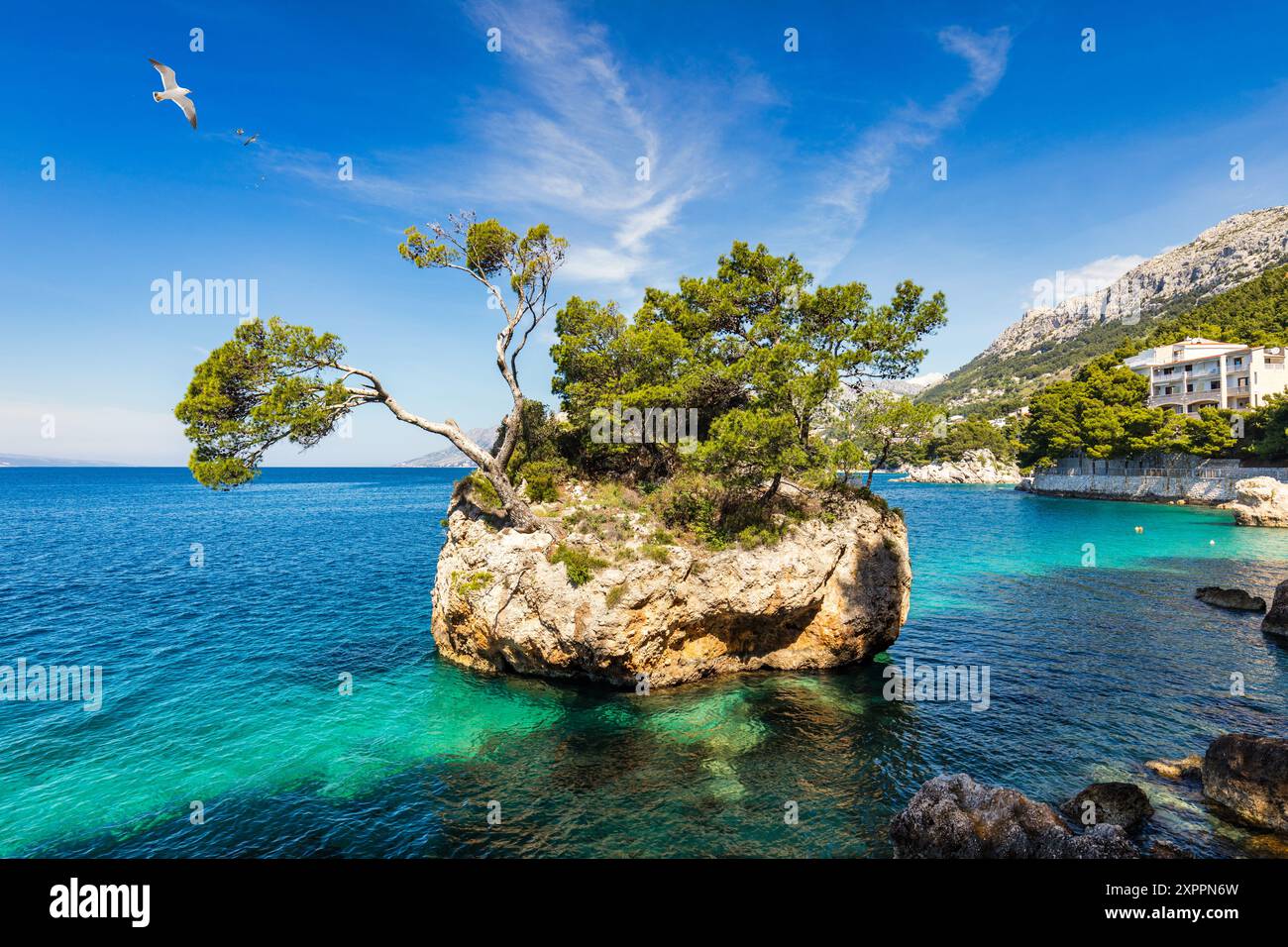 Kamen Brela Symbol der Stadt Brela an der Adriaküste Dalmatiens, Kroatien. Kam Brela, kleine berühmte Insel in Brela, Makarska Riviera, Dalmatien, Stockfoto