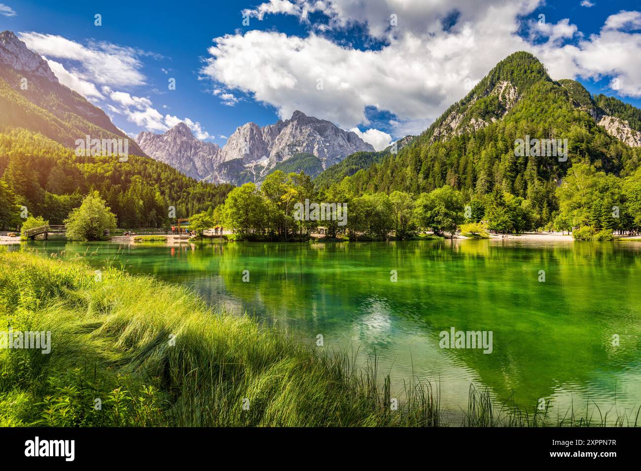 Tolle Naturlandschaft in den slowenischen Alpen. Unglaubliche Sommerlandschaft am Jasna See. Triglav Nationalpark. Kranjska Gora, Slowenien. Bergsee Jasna Stockfoto