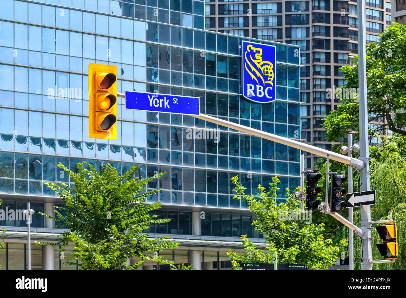 Toronto, Kanada - 5. August 2024: Straßenschild und Gebäude der Royal Bank of Canada im Stadtzentrum. Stockfoto