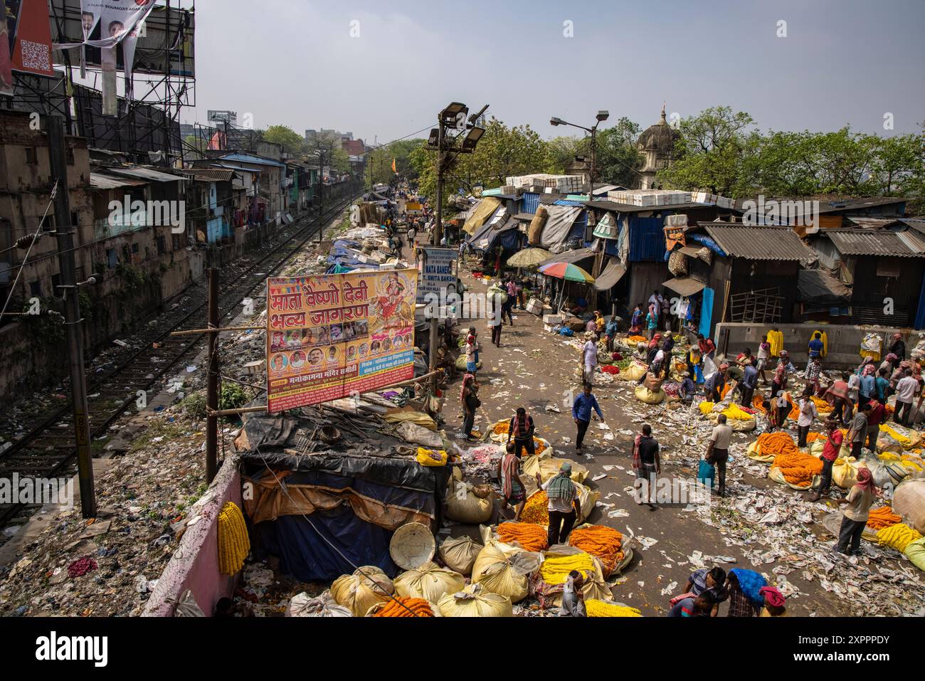 Überall herrscht Hektik auf dem Mullick Ghat Flower Market, Kalkutta, Indien, Asien Stockfoto