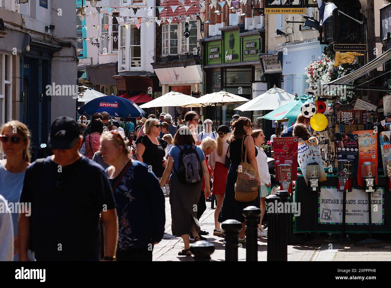 Hastings, East Sussex, Großbritannien. August 2024. Wetter in Großbritannien: Windiger und sonniger Nachmittag in der Küstenstadt Hastings in East Sussex, während Briten die Sommerferien genießen. Die Altstadt ist voller Besucher. Foto: Paul Lawrenson /Alamy Live News Stockfoto