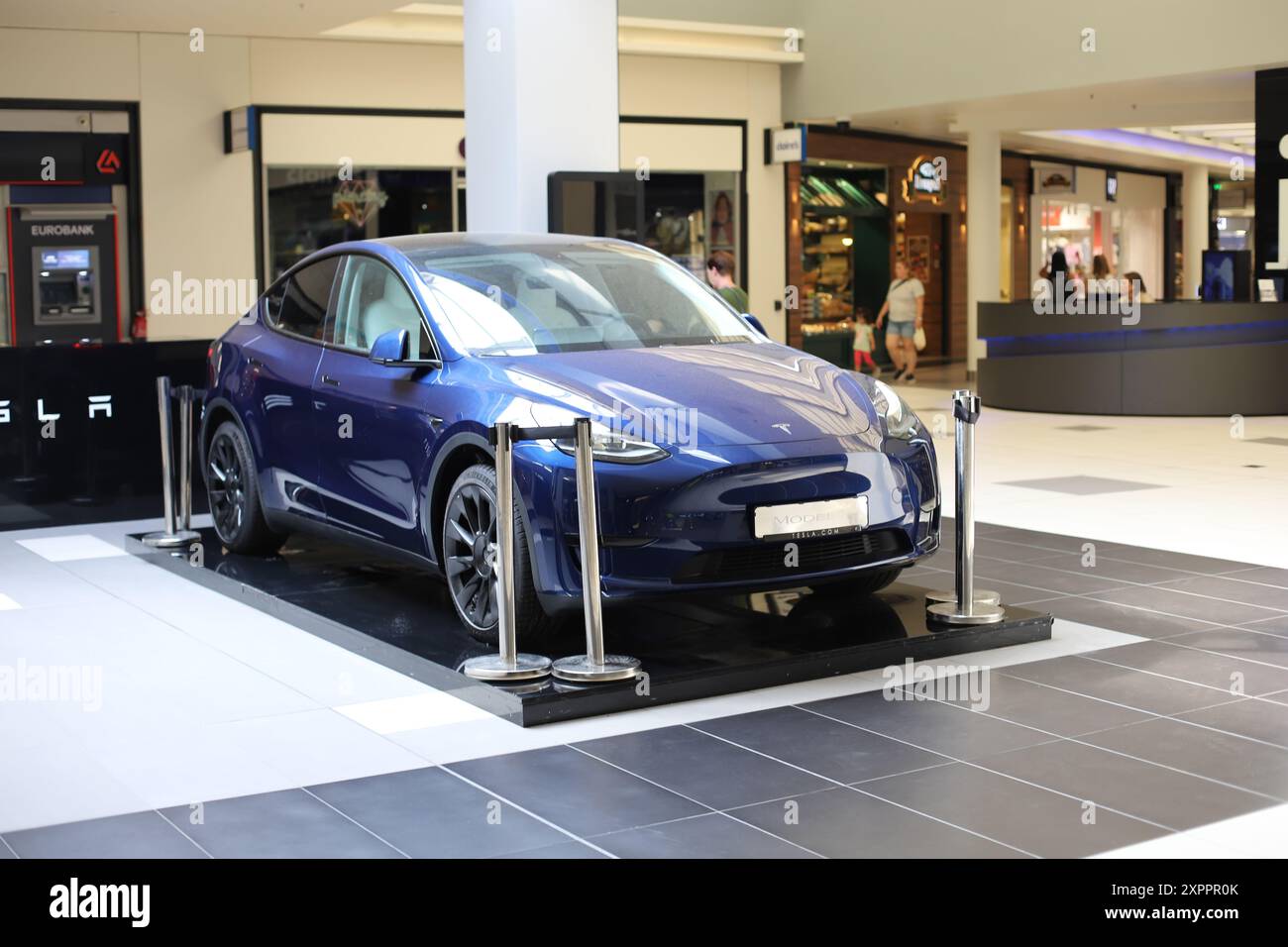 Thessaloniki, Griechenland 05.08.2024 Tesla-Auto auf dem Korridor des Mittelmeerkosmos-Einkaufszentrums ausgestellt Stockfoto